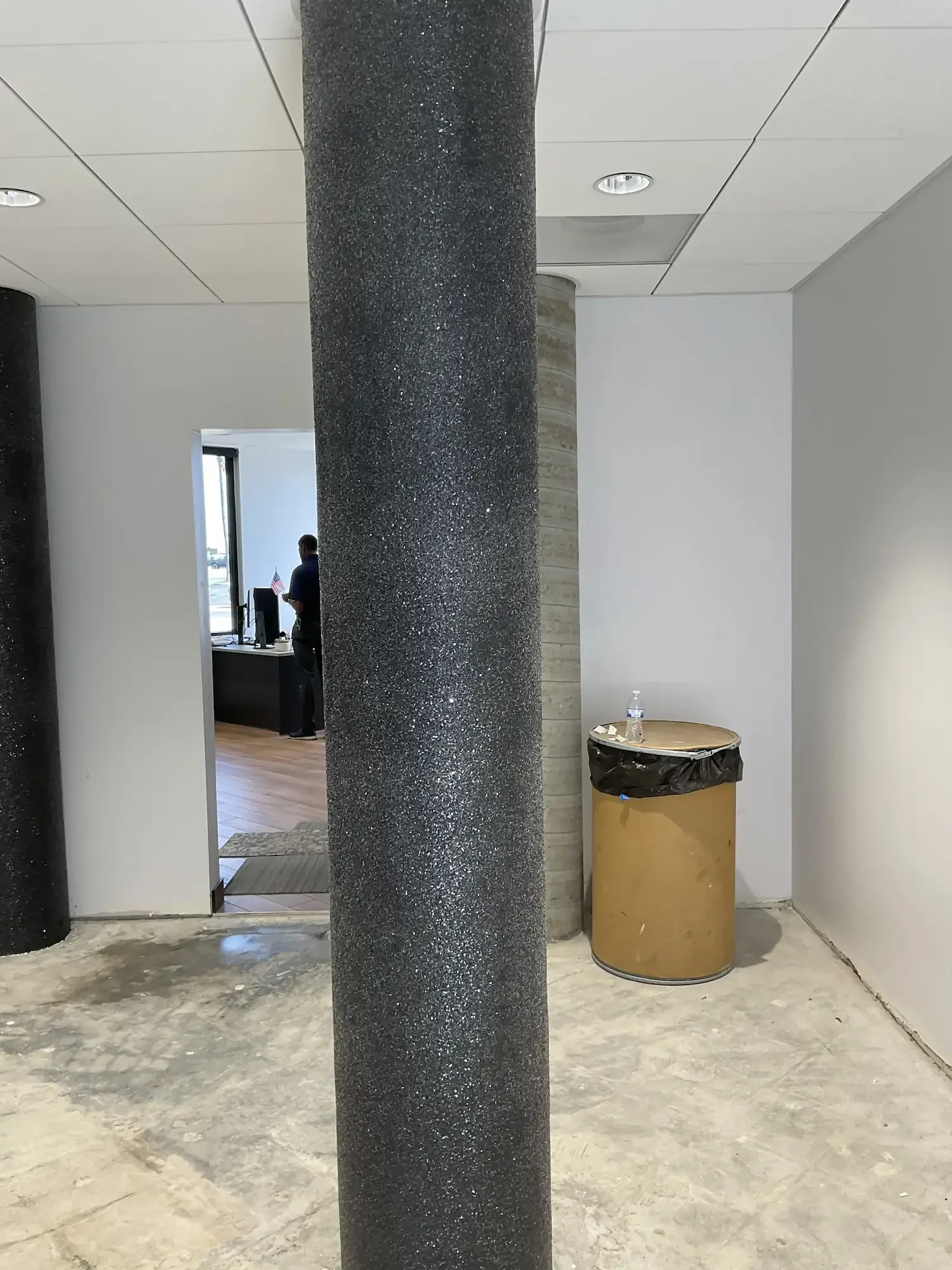 shimmering-black-glitter-plaster-finish-column.webp
