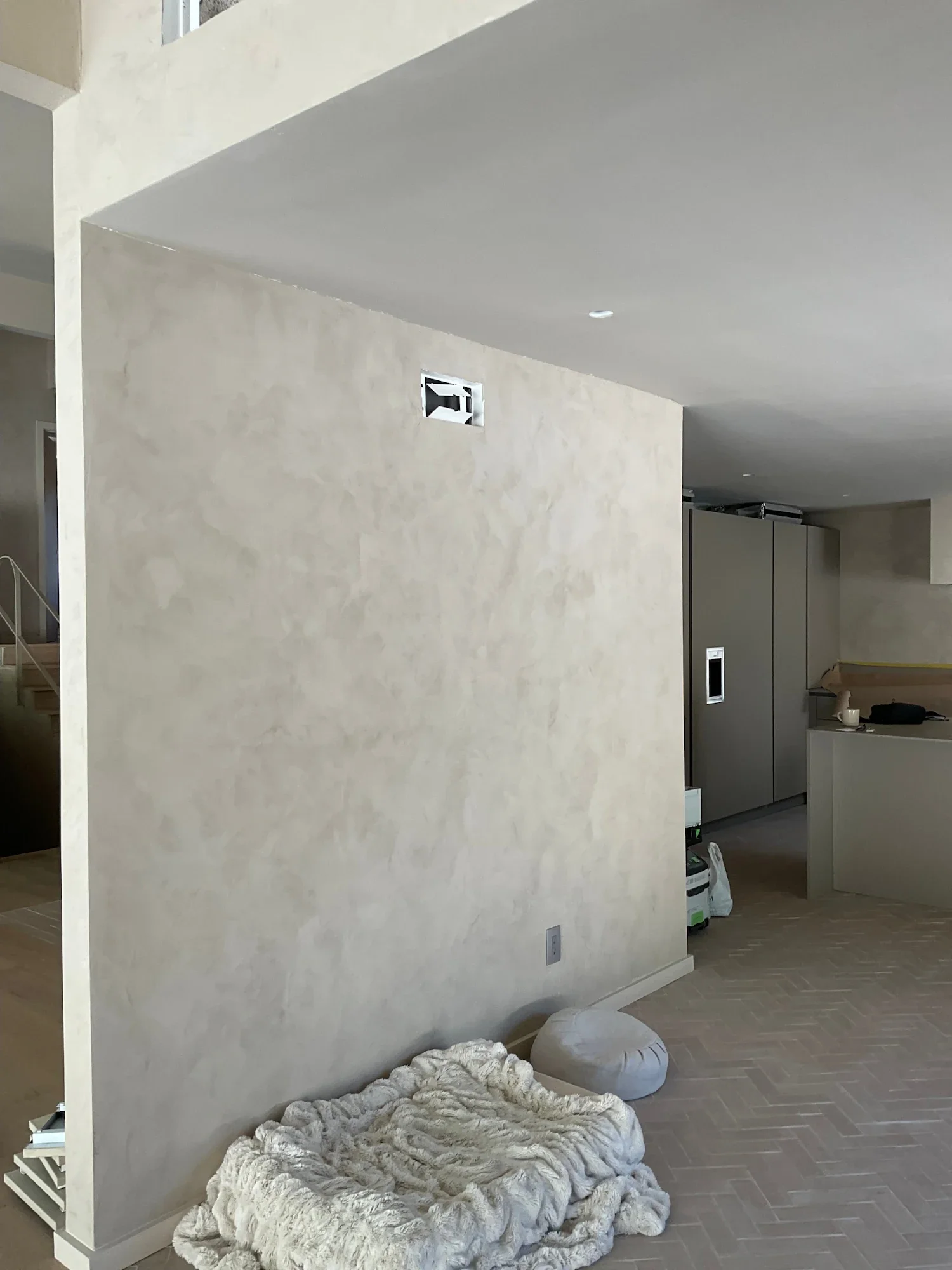 textured-off-white-clay-plaster-interior-wall.webp