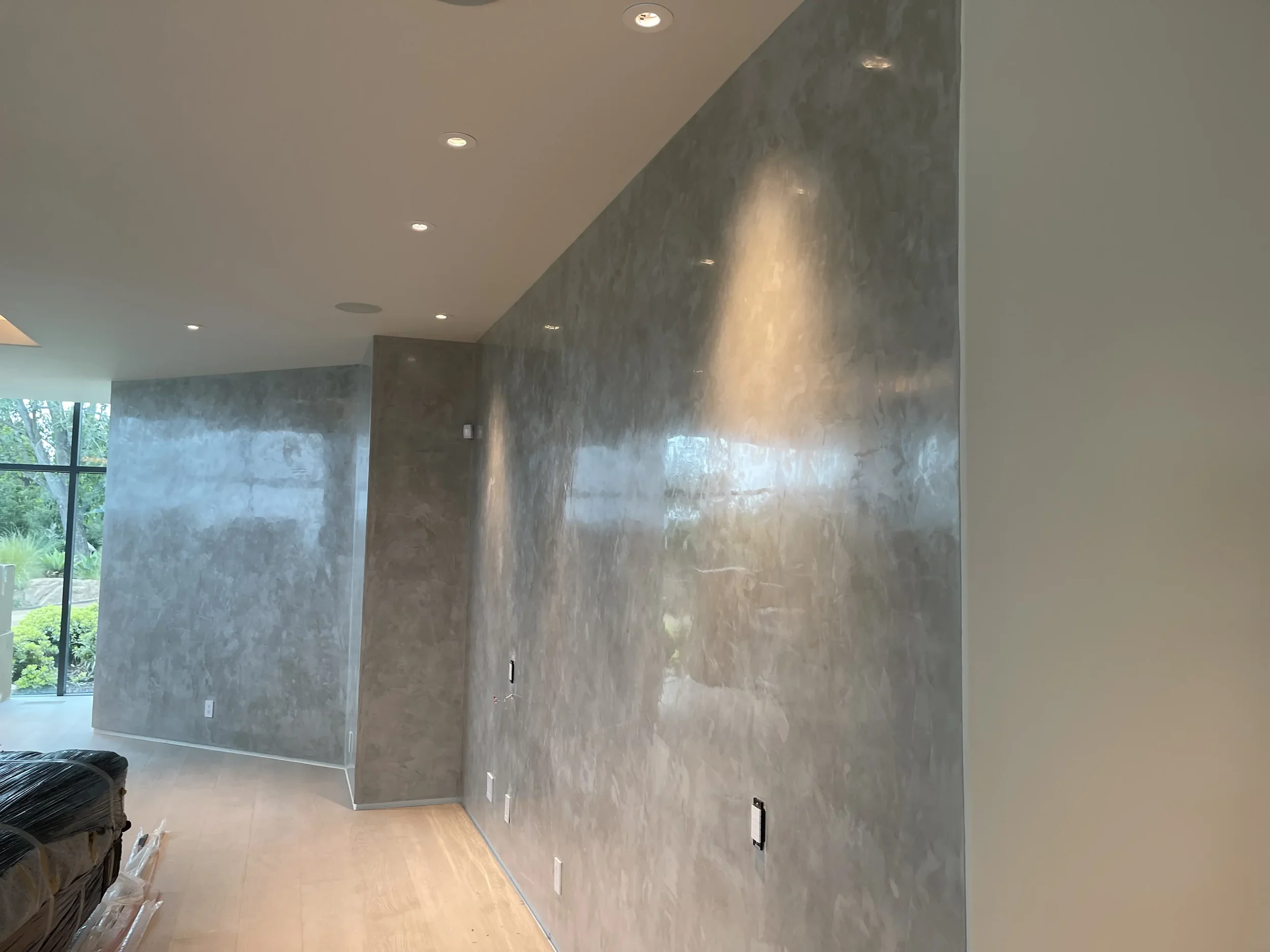minimalist-grey-high-gloss-polished-plaster-wall.webp