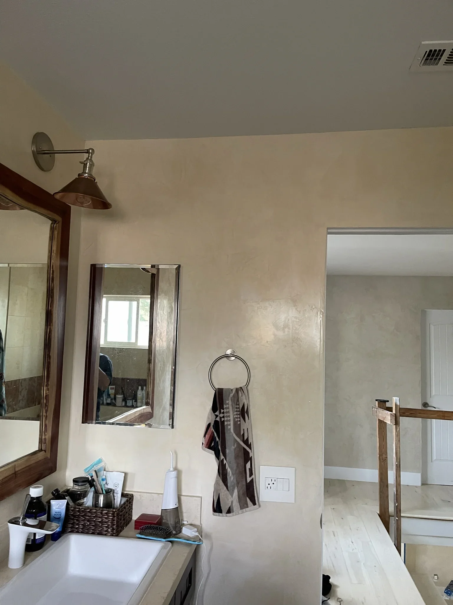 cream-high-gloss-venetian-plaster-bathroom-finish.webp