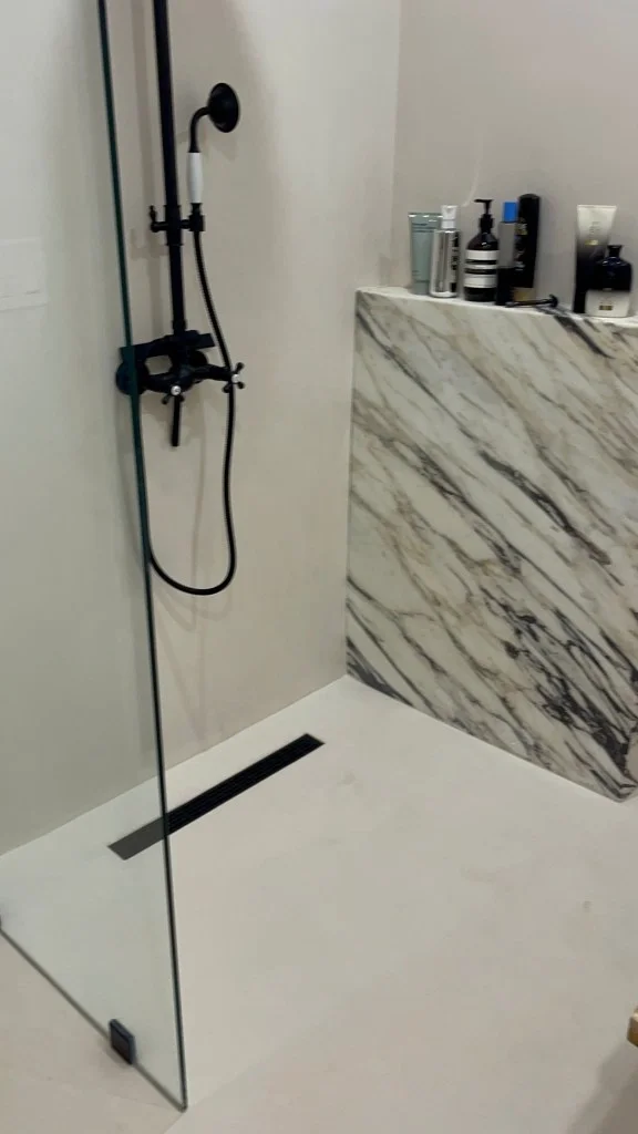 waterproof-off-white-venetian-plaster-shower-bold-viola-marble-accent.webp