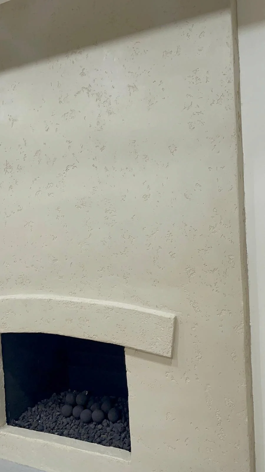organic-rough-textured-venetian-plaster-fireplace-detail.webp