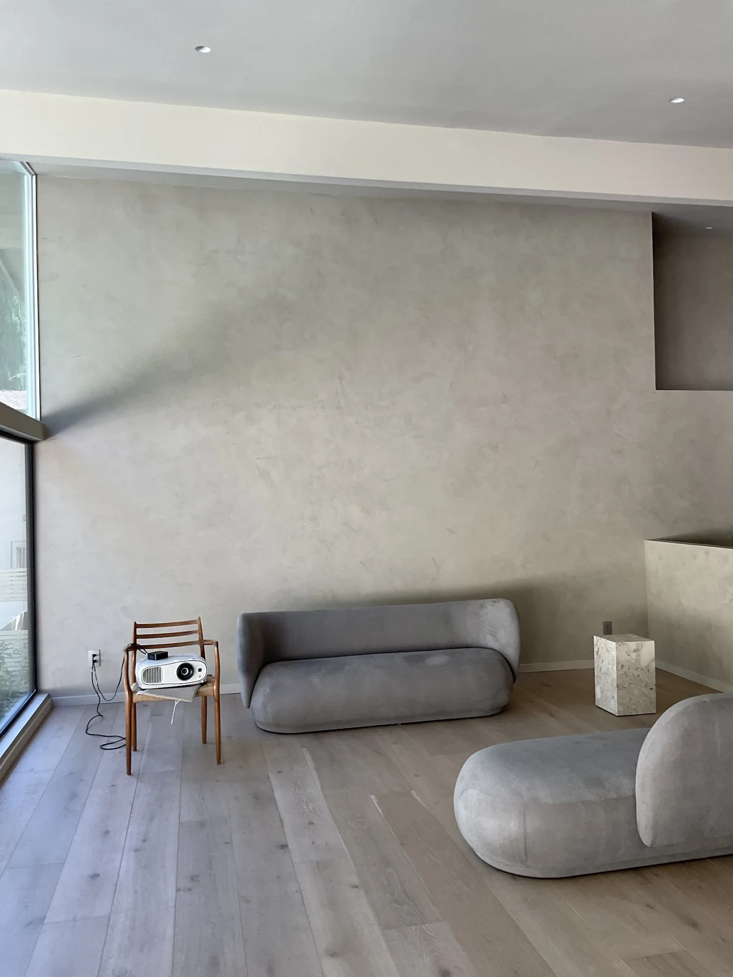 light-grey-clay-plaster-minimalist-living-area.webp