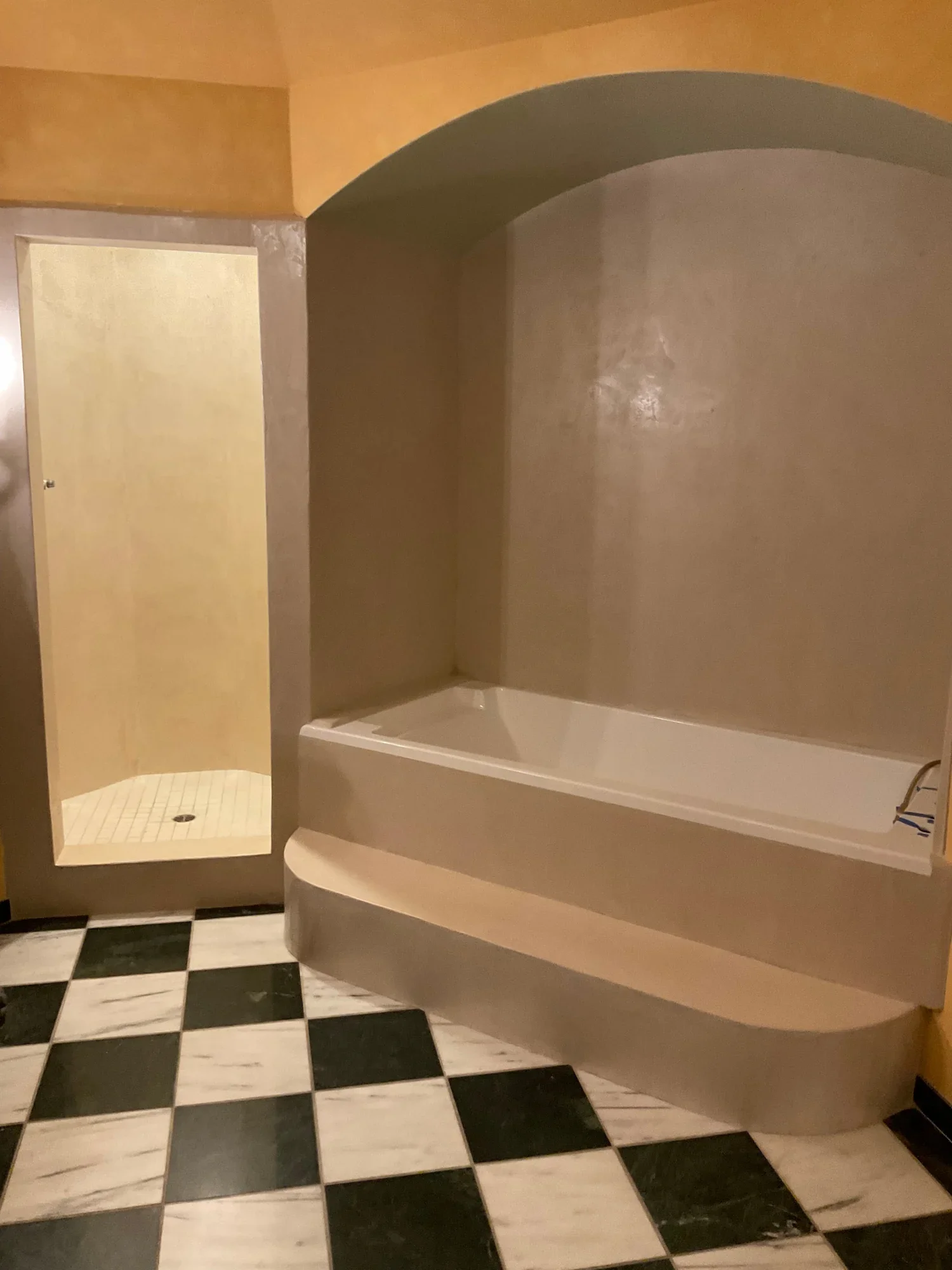 beige-waterproof-venetian-plaster-art-deco-built-in-bathtub (1).webp