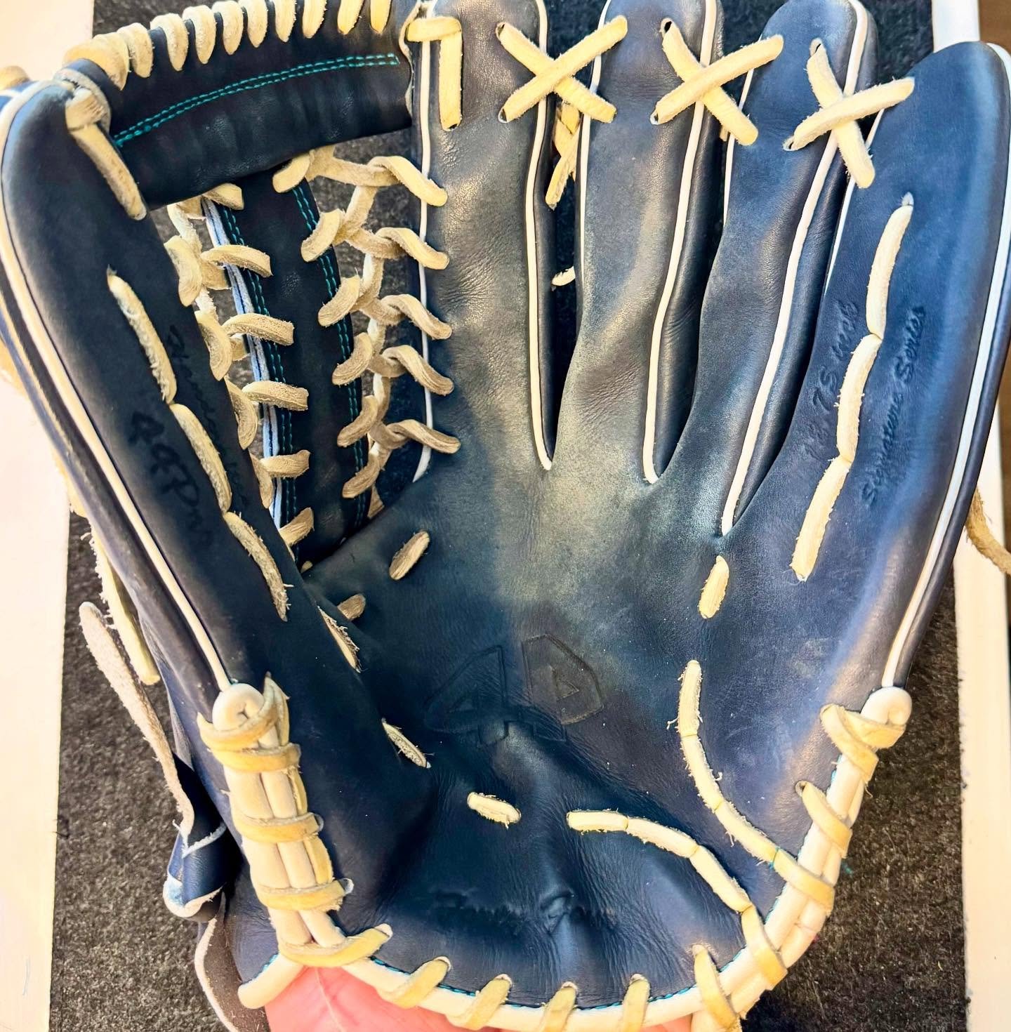 @44procustom outfield glove clean, condition, and relace with turquoise laces from @flatbillbaseball