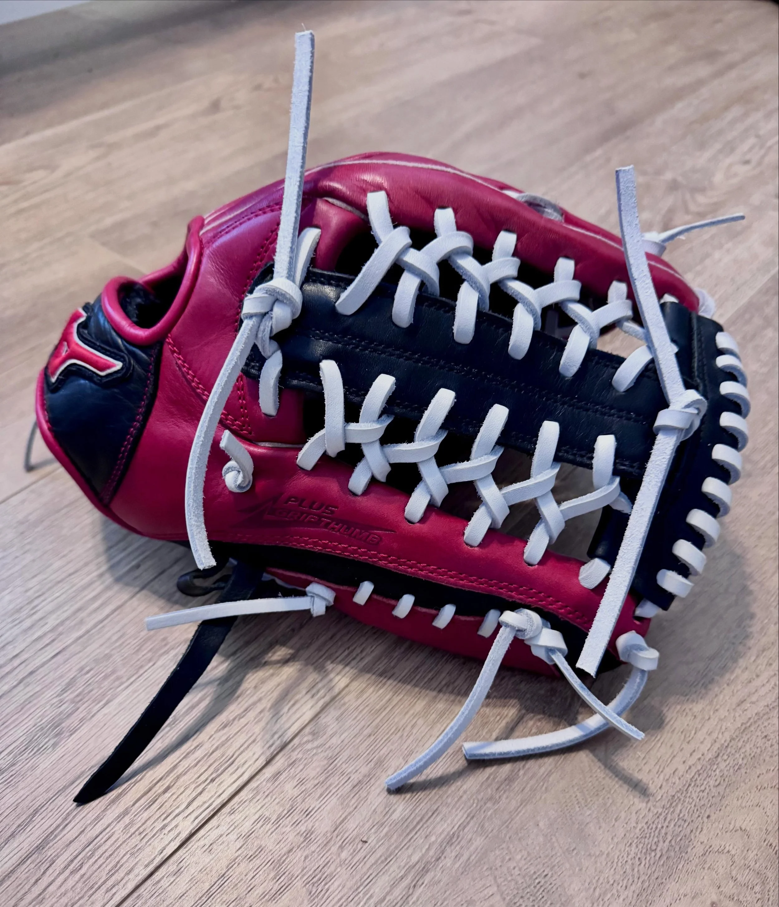 A scrub and some new white laces on this Mizuno. 🧼🪡🍒