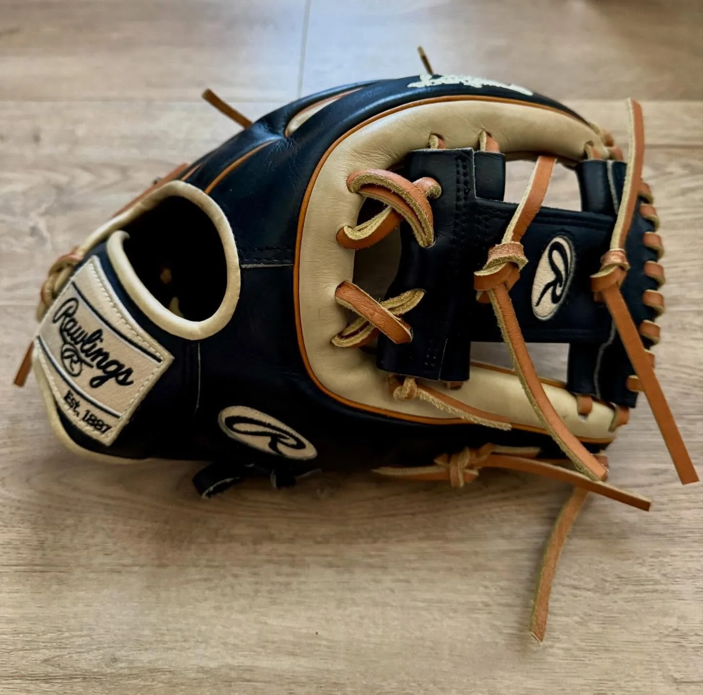 Fresh relace + clean and condition on this @rawlingssg Heart of the Hide. It was hard to let this one go.