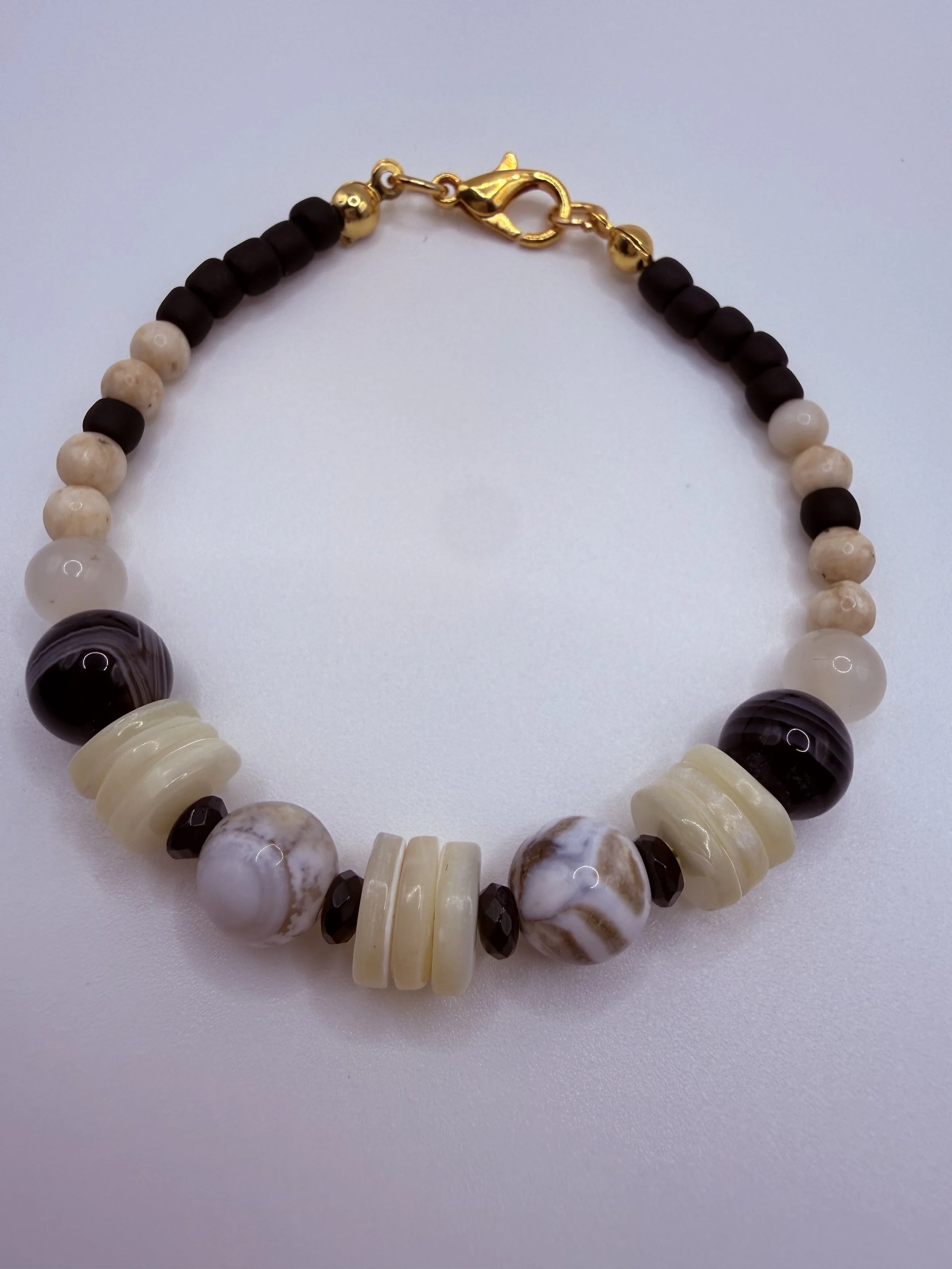 Elegant Agate and Shell Bracelet