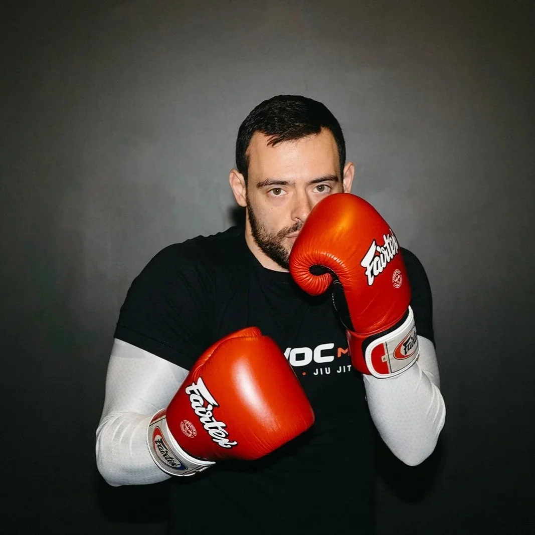 gloves_red_cade.jpg