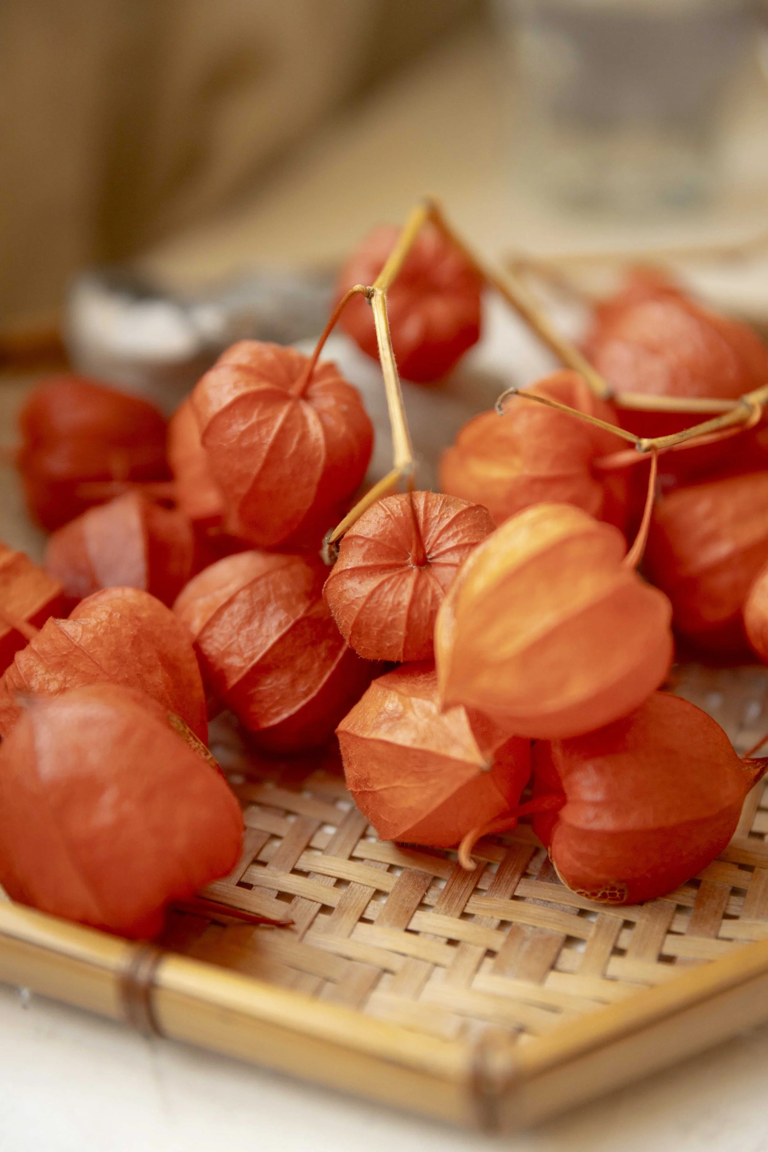 Høstorange physalis-frugter i en bambuskurv.