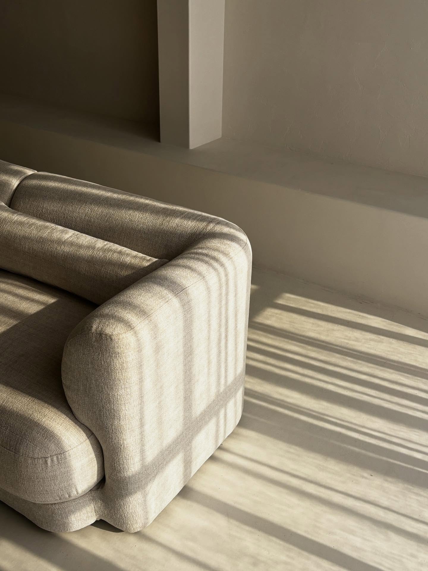 The Santa Monica Sofa. 

Perfect from every angle and included in every studio hire

#SunshineCoastStudio #SunshineCoastStudioHire #PhotographyStudio #ContentStudio