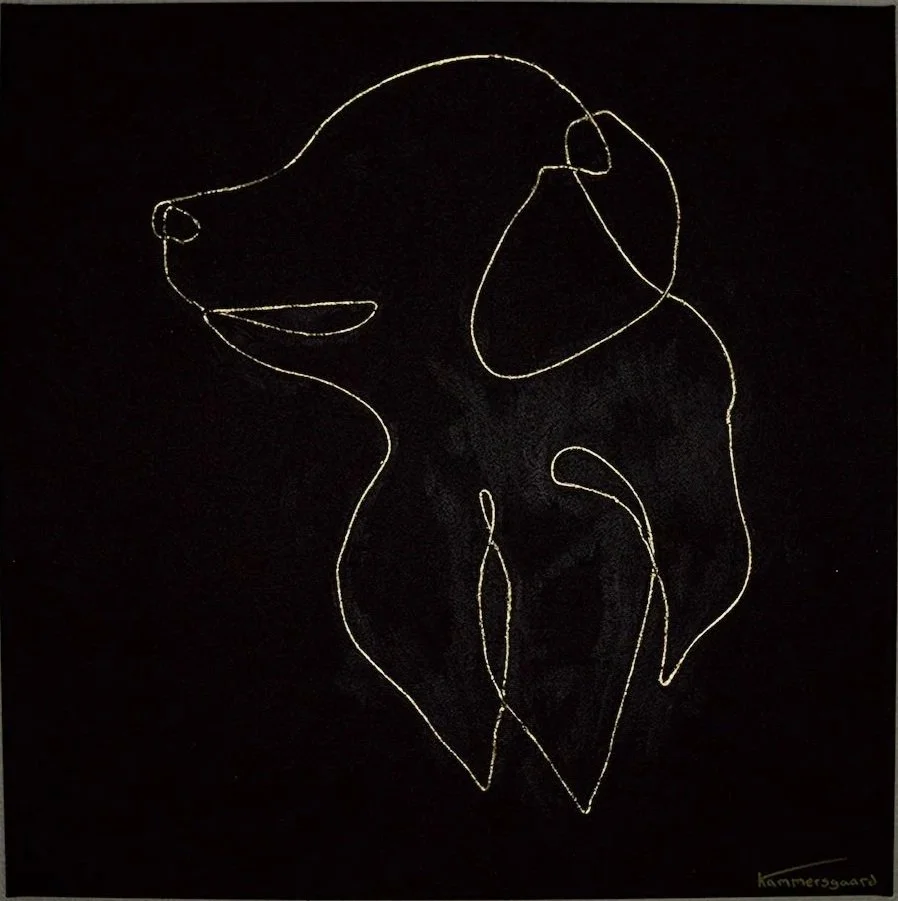  
 Hund 
   50x50 lærred, akryl, modeling paste, slagmetal.  
 Pris 1000,- DKK   
 