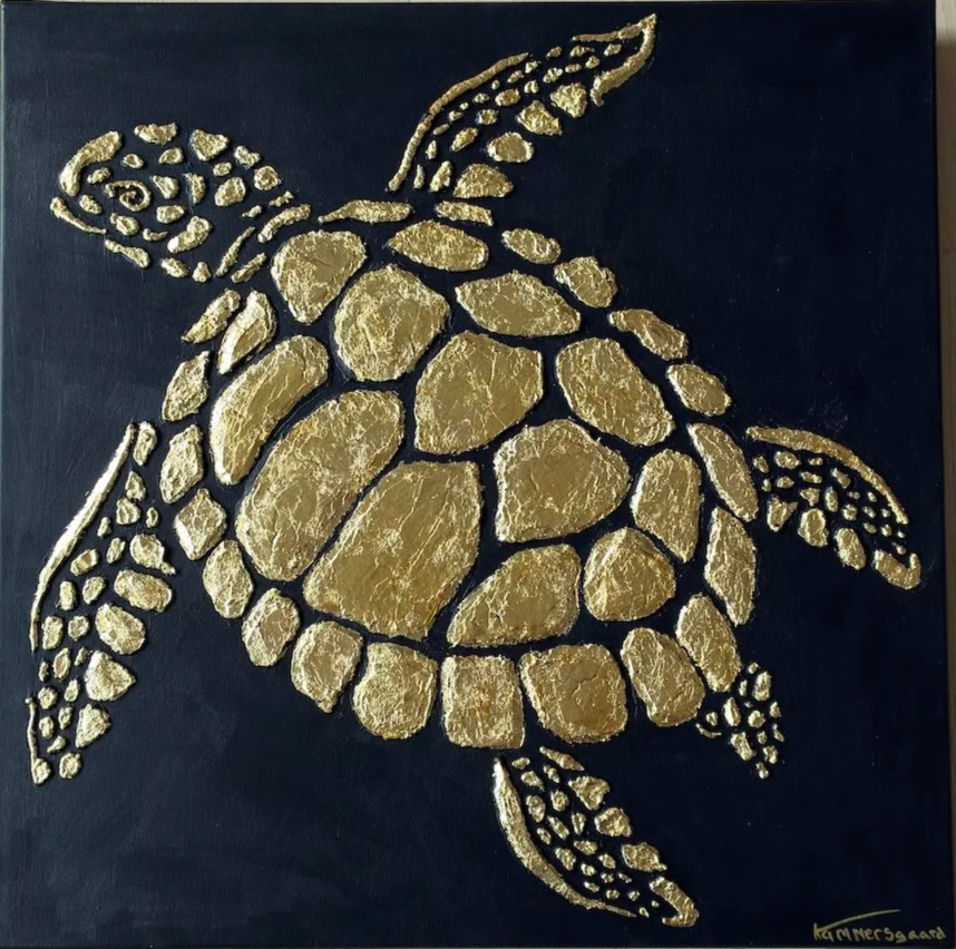  
 Skildpadde 1 
   50x50 lærred, akryl, modeling paste, slagmetal.  
 Pris 1000,- DKK   
 