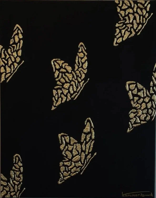  
 Flyv 
  40x50 lærred, akryl, modelingpaste, slagmetal.  
 Pris 800,- DKK   
 