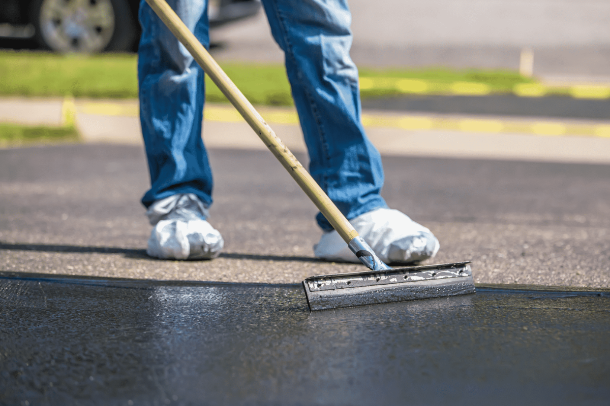 Michigan Weather &amp; Asphalt Sealcoating: Protect Your Pavement