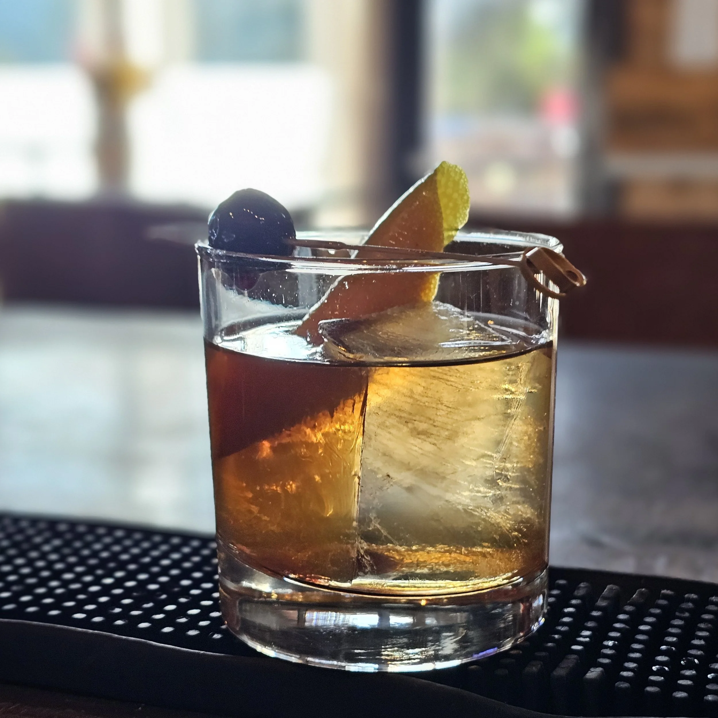 Old Fashioned.
A timeless whiskey cocktail known for its simplicity and depth. It combines whiskey, sugar, and bitters, typically garnished with an orange peel. Smooth, slightly sweet, and aromatic, it highlights the character of the spirit with mini