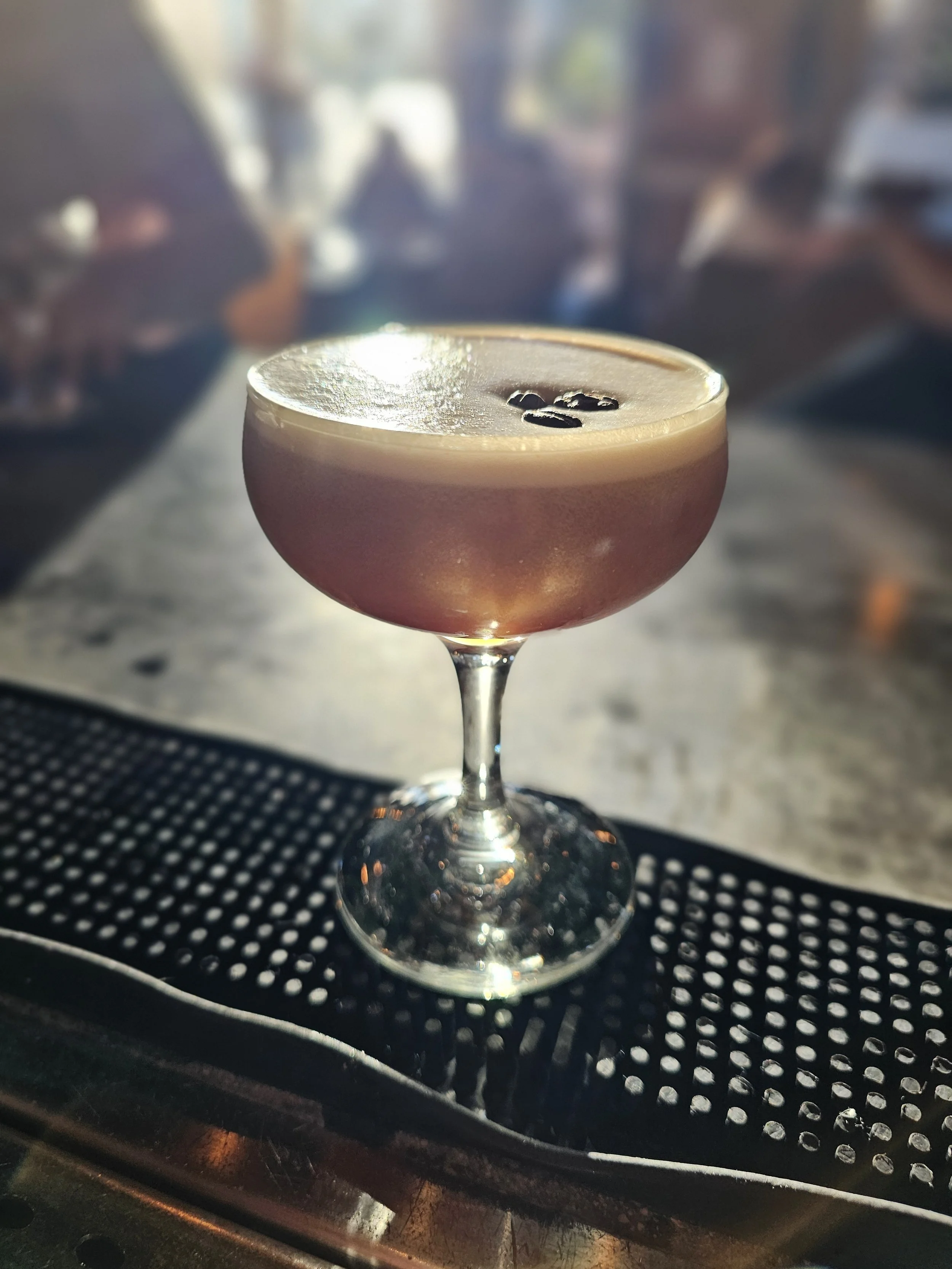 Espresso Martini.
A bold and energizing cocktail that combines vodka, fresh espresso, and coffee liqueur. Smooth and slightly sweet with a rich coffee flavor and velvety foam on top, it’s both indulgent and invigorating.