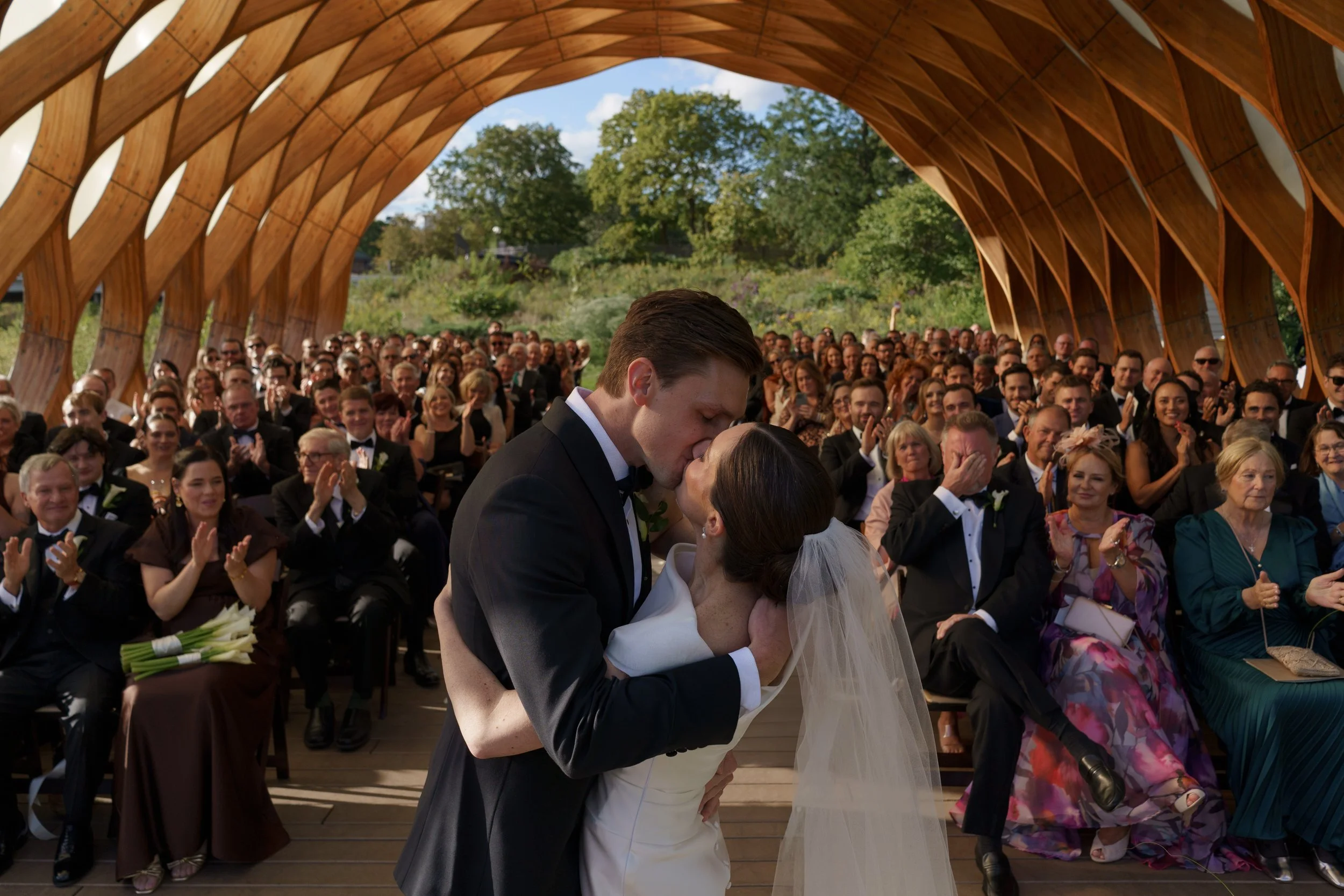 Couple kissing at Cafe Brauer wedding ceremony
