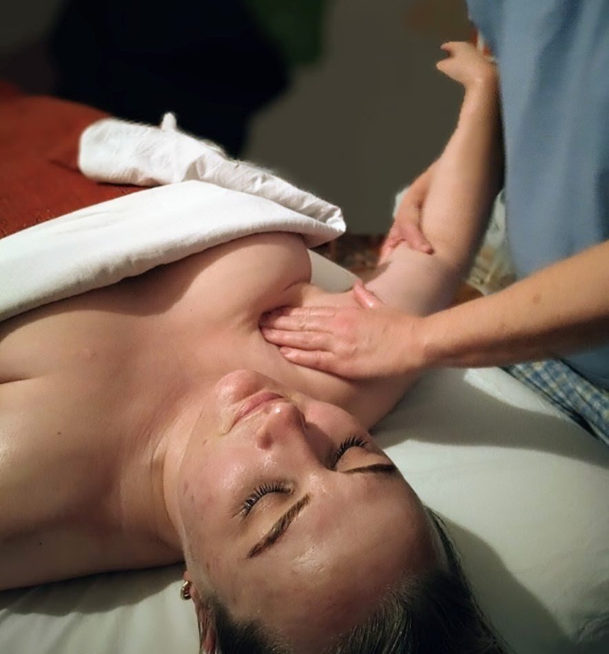 En person modtager massage på ryggen i en massageklinik.