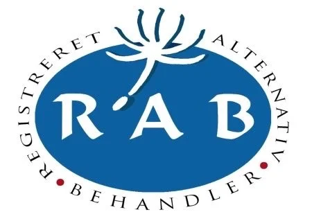 Logo med teksten 'Registreret Alternativ Behandler' og på midten forkortelsen 'RAB' med en blå oval med en blomstrende stilk over.