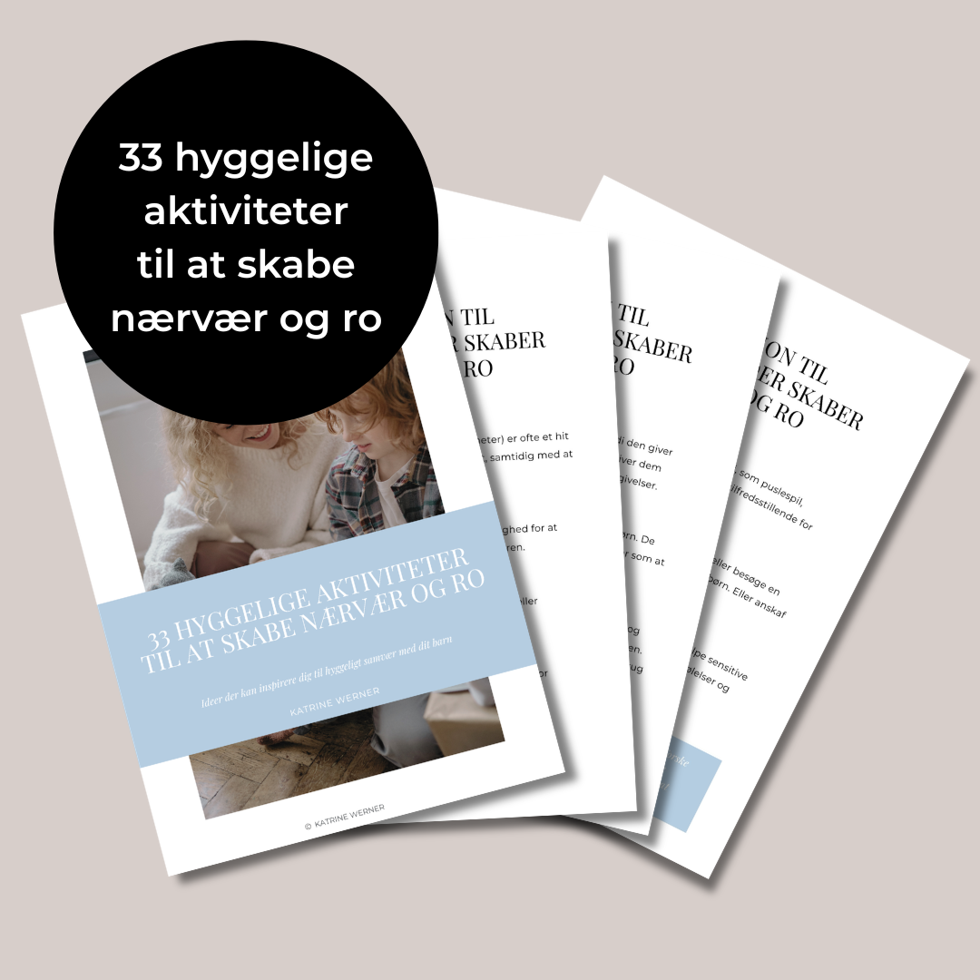 Forside af en bog eller brochure om 33 hyggeaktiviteter for at skabe nærvær og ro med billeder af en voksen og et barn, der hygger sig sammen.