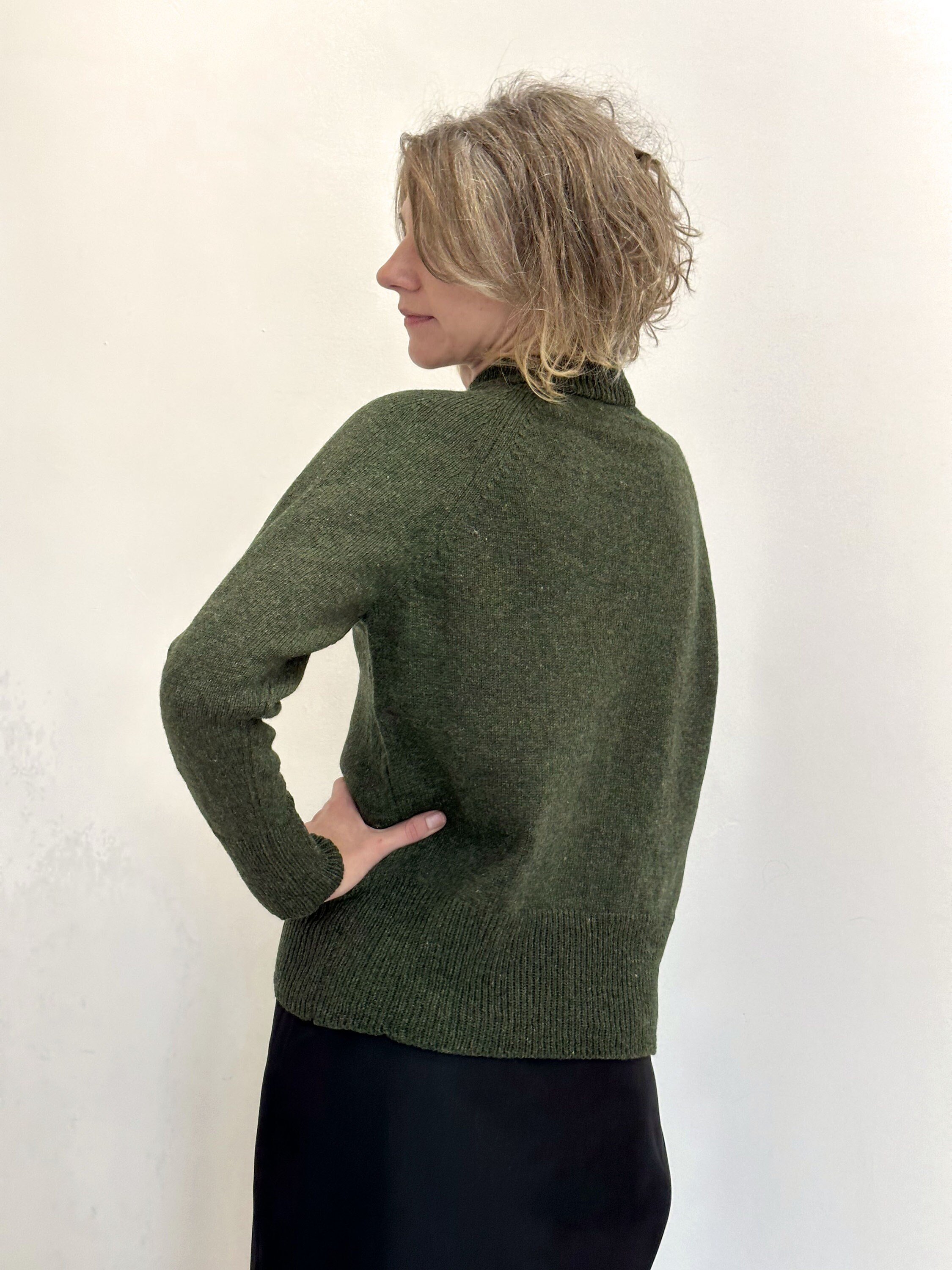 Lambswool Raglan Crew — Women’s Relaxed Jumper - close-up detail view