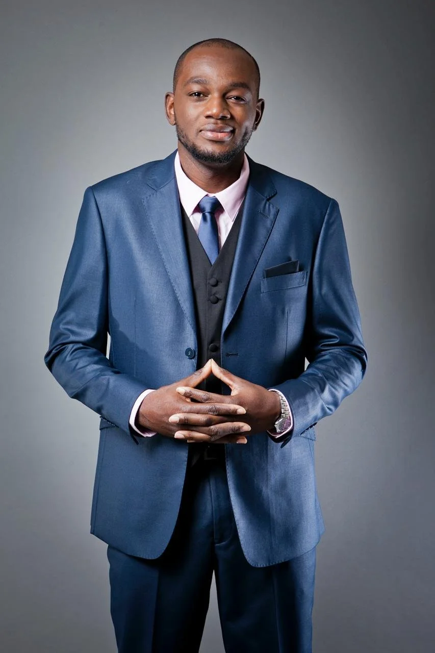 Deejay chrétien en costard cravate