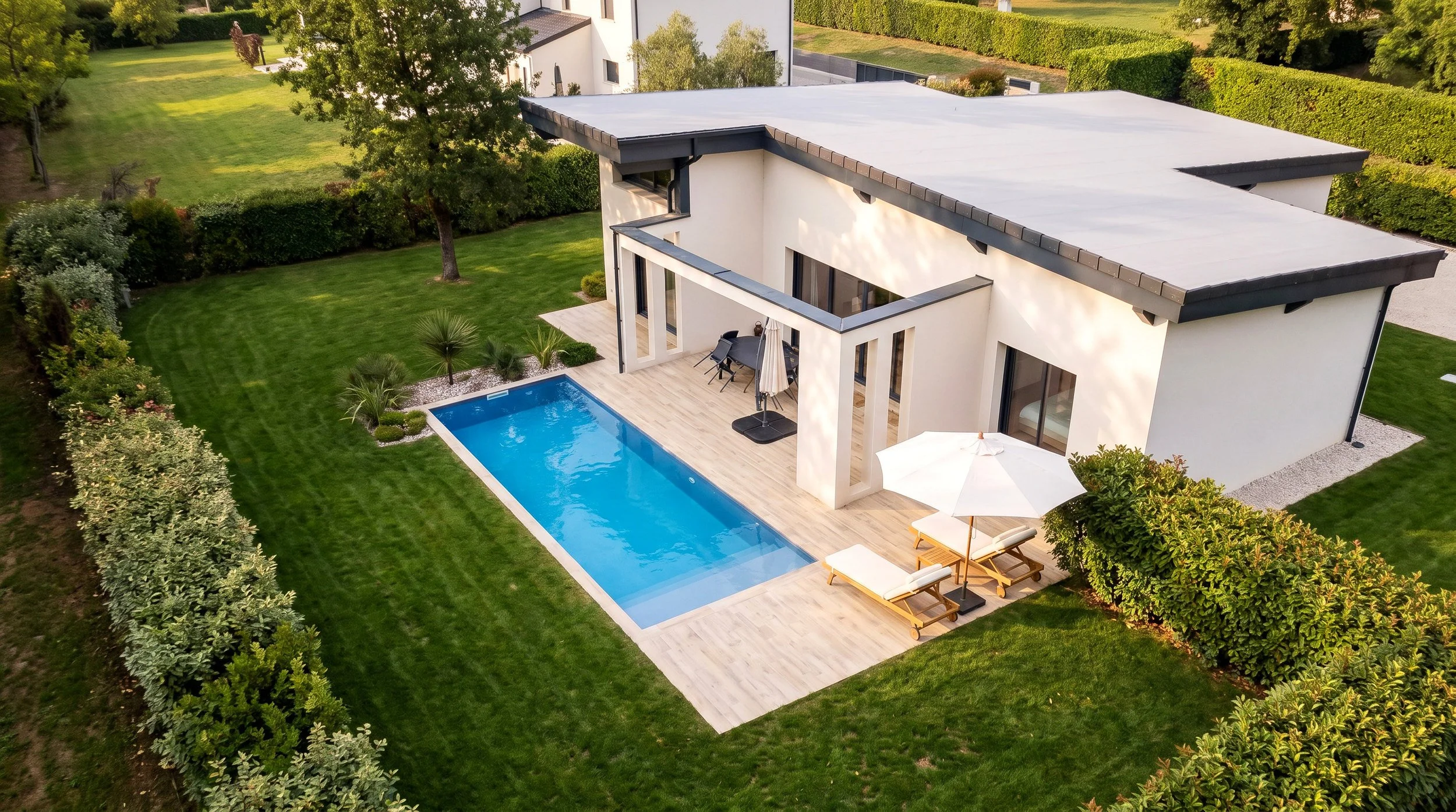 realisation-piscine-maison-contemporaine-drone.jpg