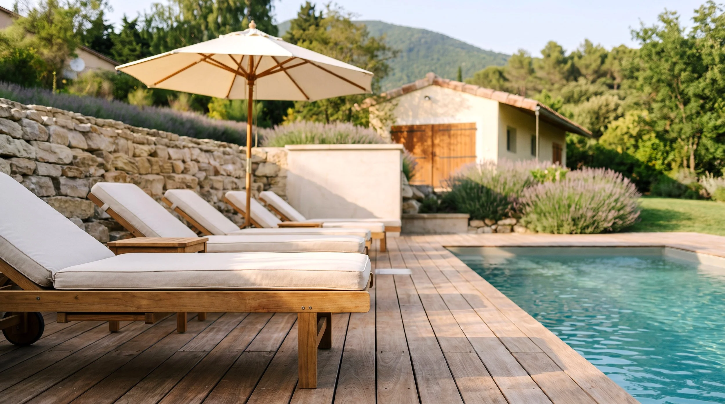 realisation-piscine-poolhouse-ras-transats.jpg