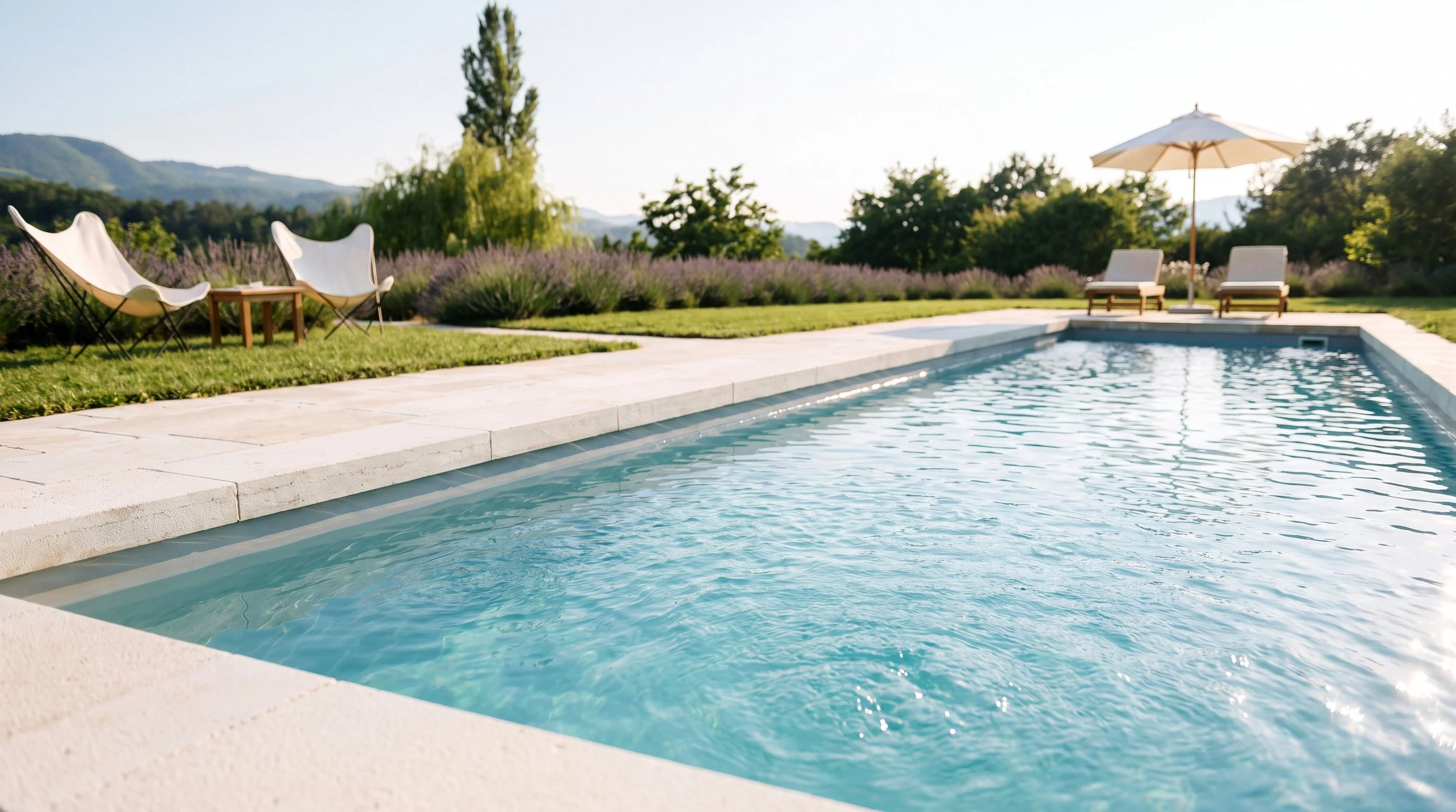 Jardin paysager et piscine avec vue panoramique