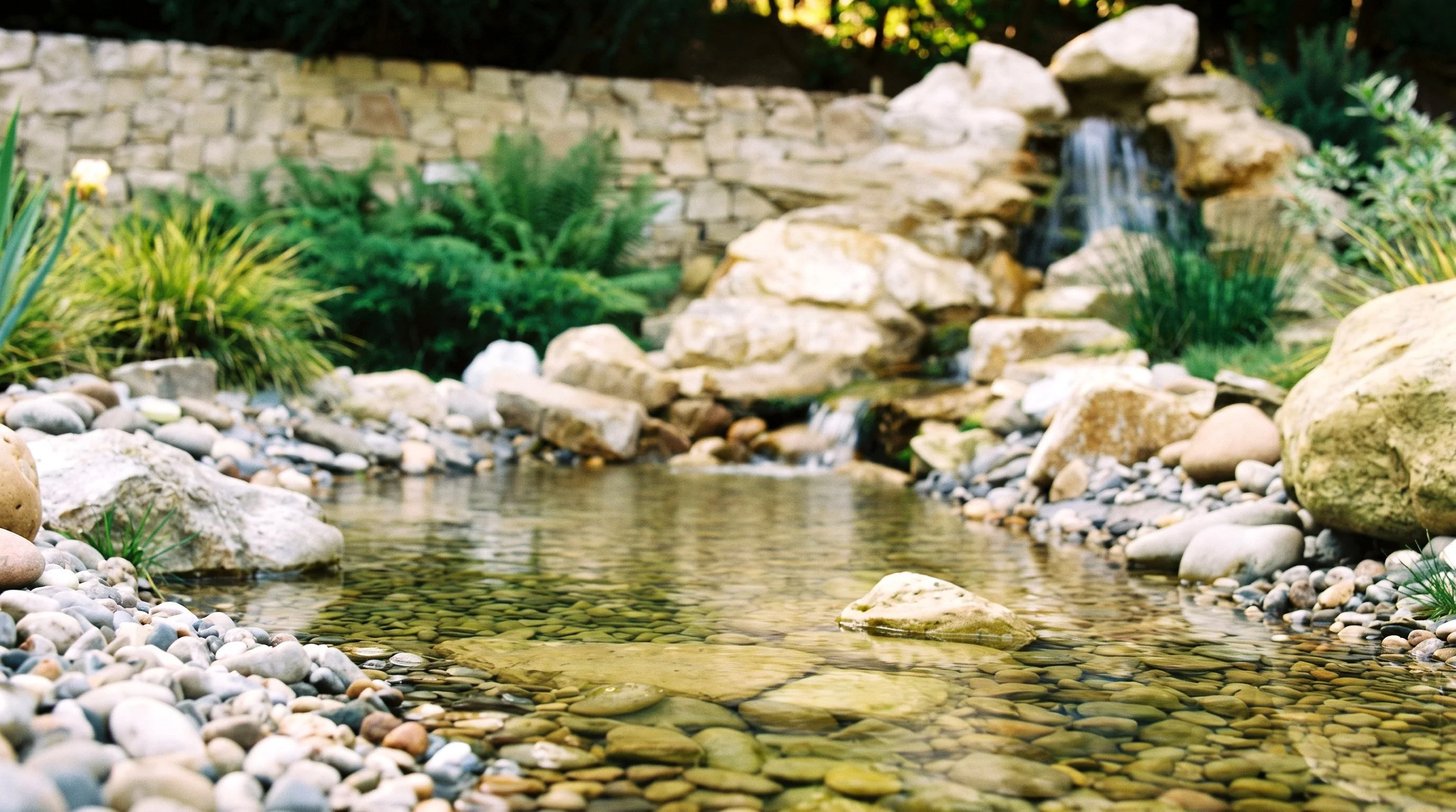 Cascade de pierres et jardin paysager