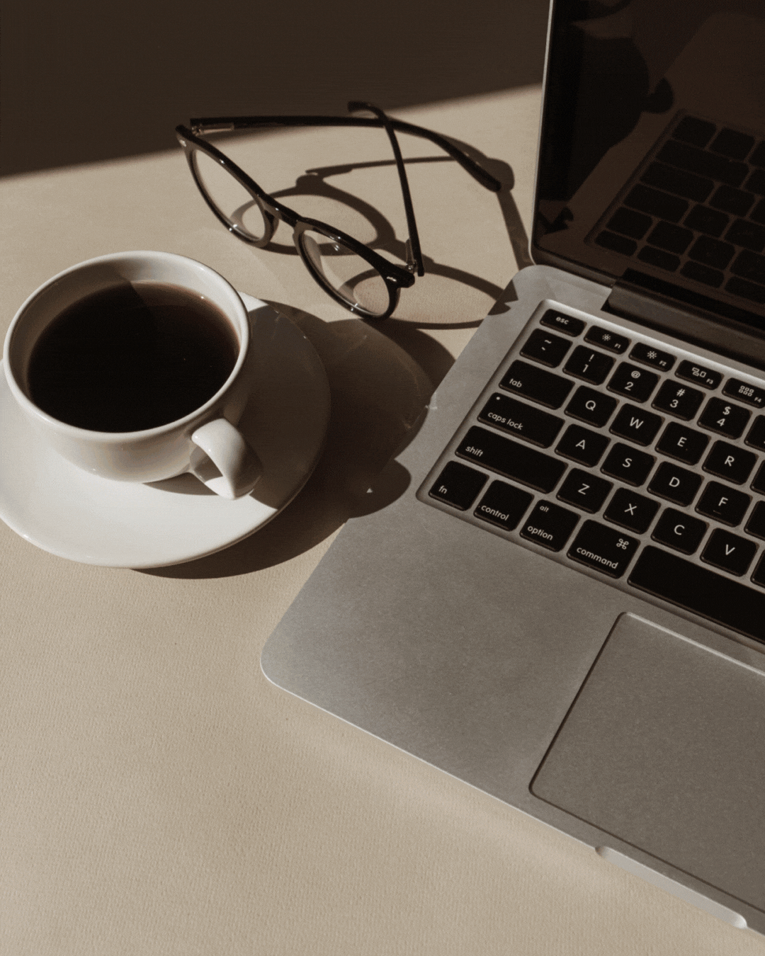 Laptop am hellen Arbeitsplatz für professionelles Squarespace Website Management | Sitewise Webdesign | Frankfurt