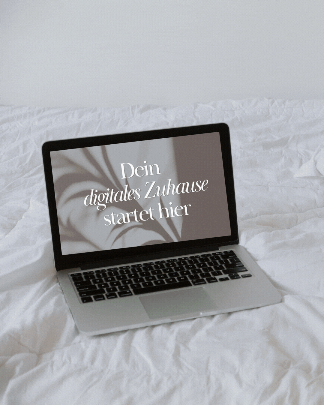 Ein Laptop mit dem Bildschirmtext: „Dein digitales Zuhause startet hier“ | Squarespace Experte Frankfurt | Sitewise Webdesign
