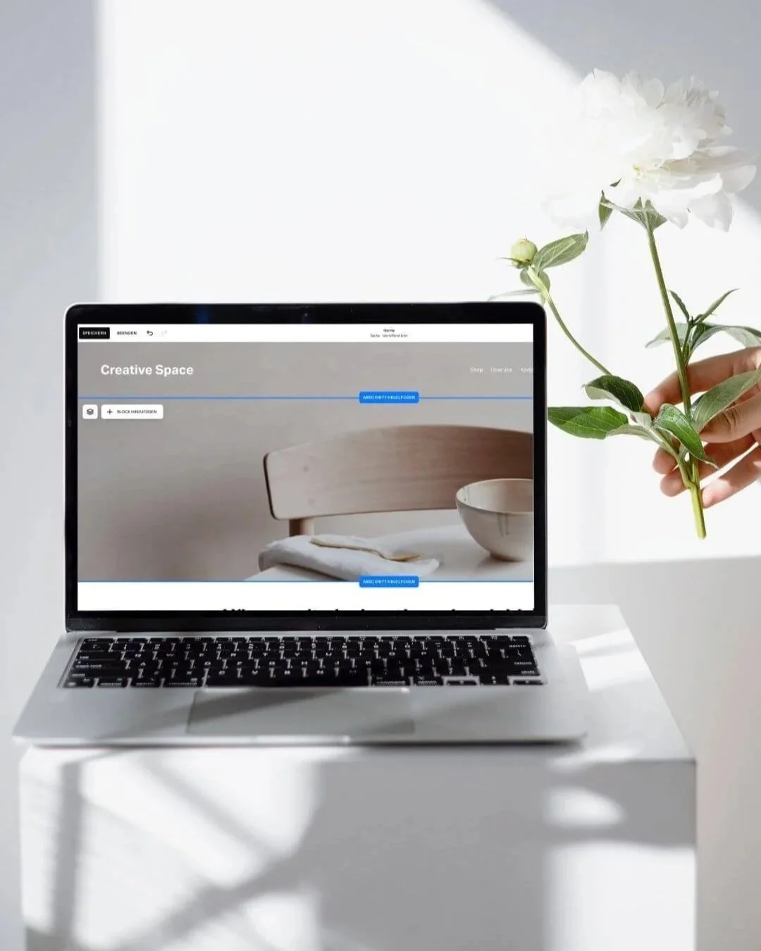 Laptop auf weißem Tisch zeigt ein moderne Website-Erstellung auf Squarespace | Professionelle Website-Erstellung | Sitewise Webdesign Frankfurt