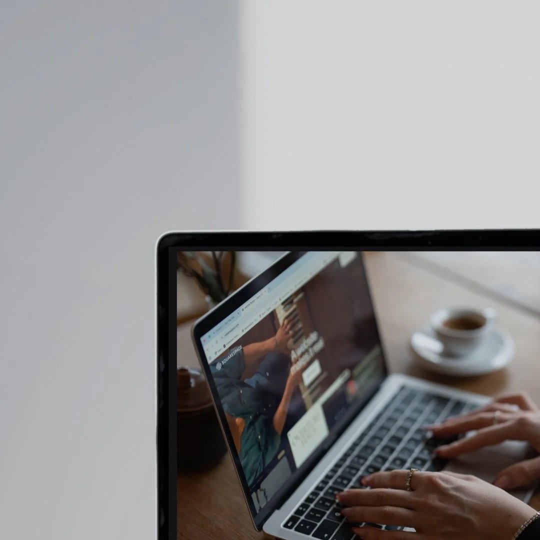 Ein Laptop mit einer Squarespace Webseite auf dem Bildschirm | Sitewise Webdesign | Squarespace Website Management | Frankfurt am Main