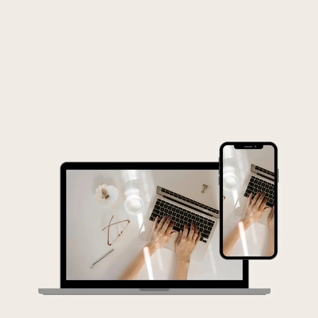 Laptop und Smartphone mit modernem Responsive Design auf hellem Hintergrund | Strategisches Squarespace Webdesign | Frankfurt am Main