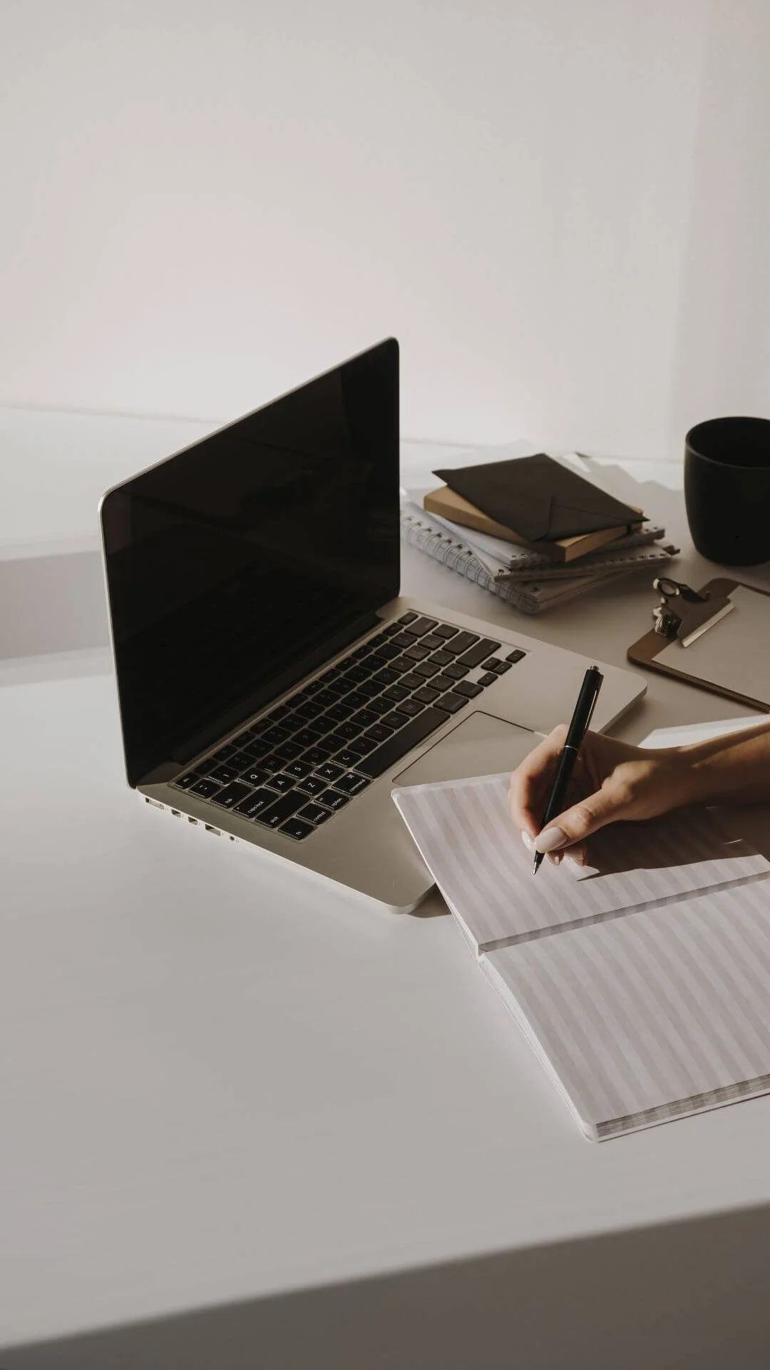 Schreibtisch-Setting mit Laptop und Notizblock bei der technischen Betreuung einer Squarespace Seite | Strategisches Webdesign | Frankfurt am Main