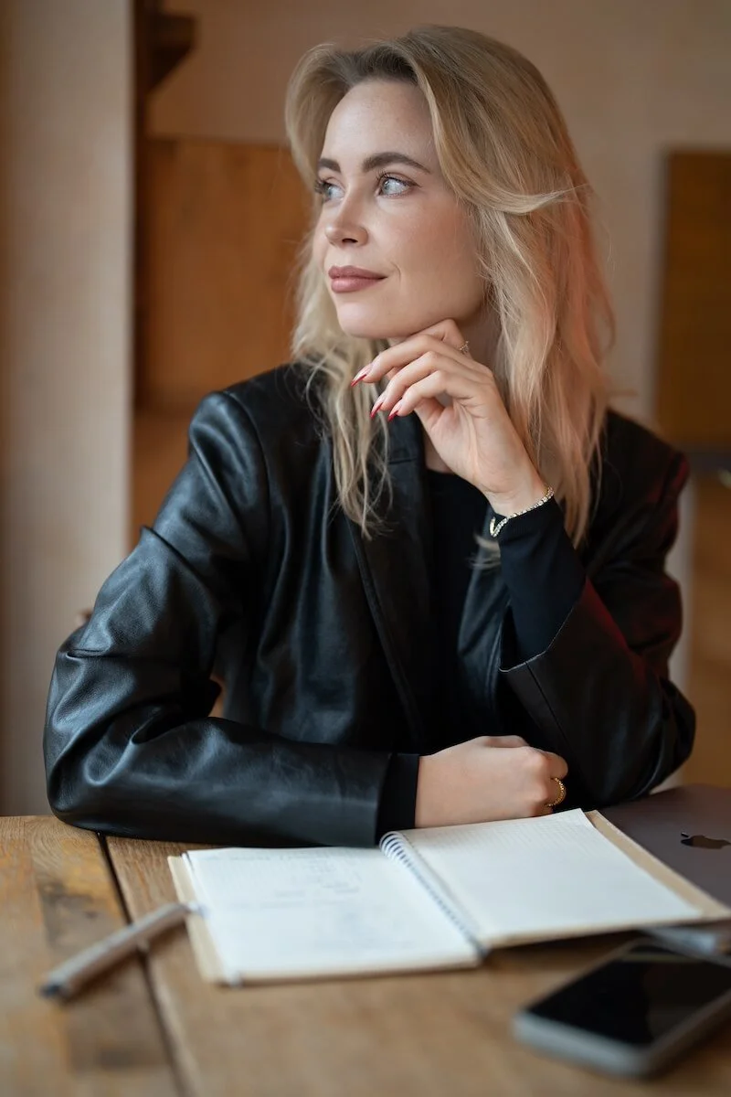 Lena Brückner, Gründerin von Sitewise Webdesign, sitzt in einem Café in Frankfurt | Squarespace Webdesigner | Frankfurt am Main