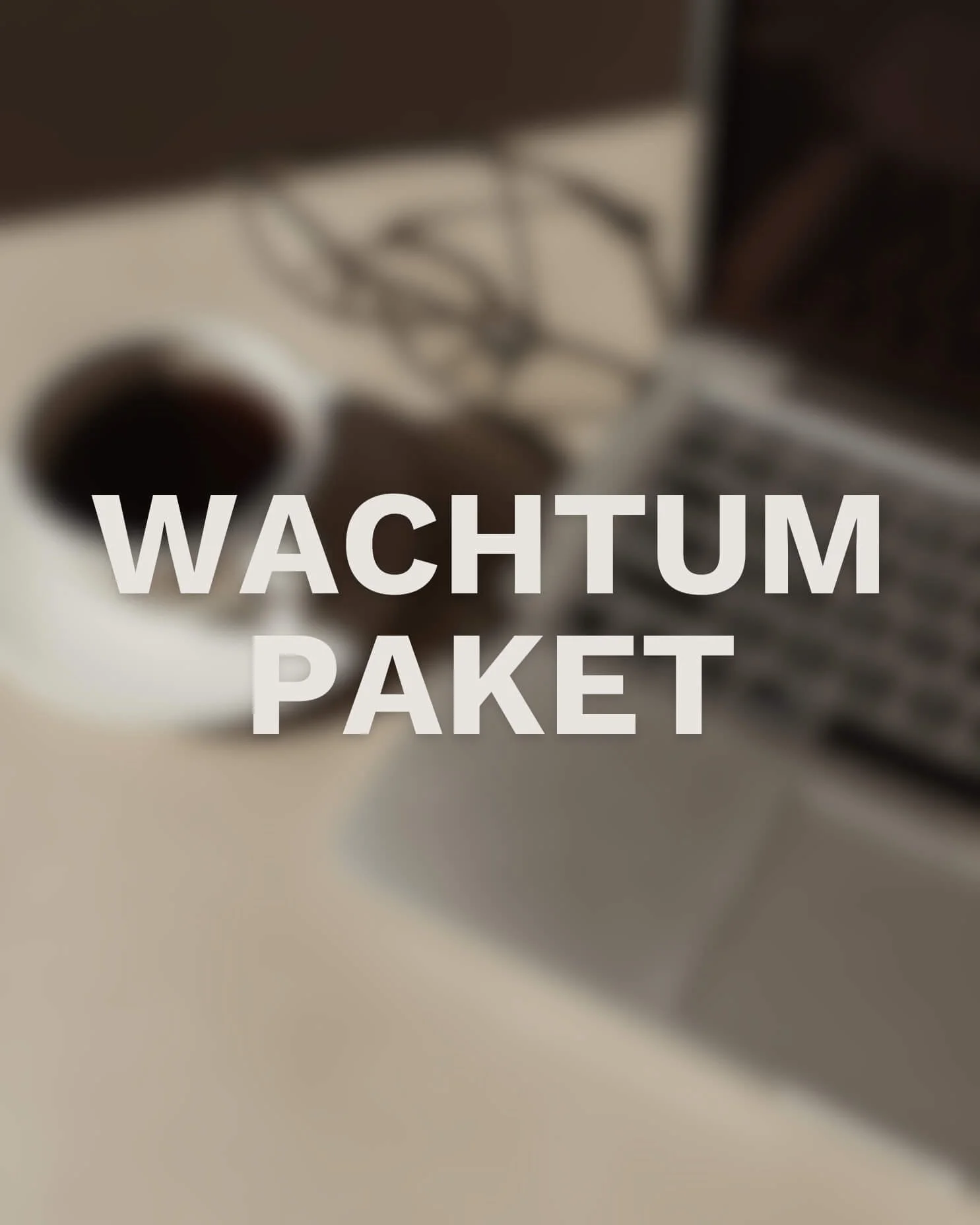 Grafik für das Squarespace Wachstumspaket neben Laptop und Kaffee am Arbeitsplatz | Sitewise Webdesign | Strategisches Webdesign Frankfurt