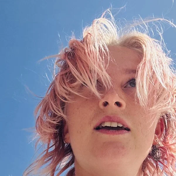 Lee Oura, pink hair in the sun