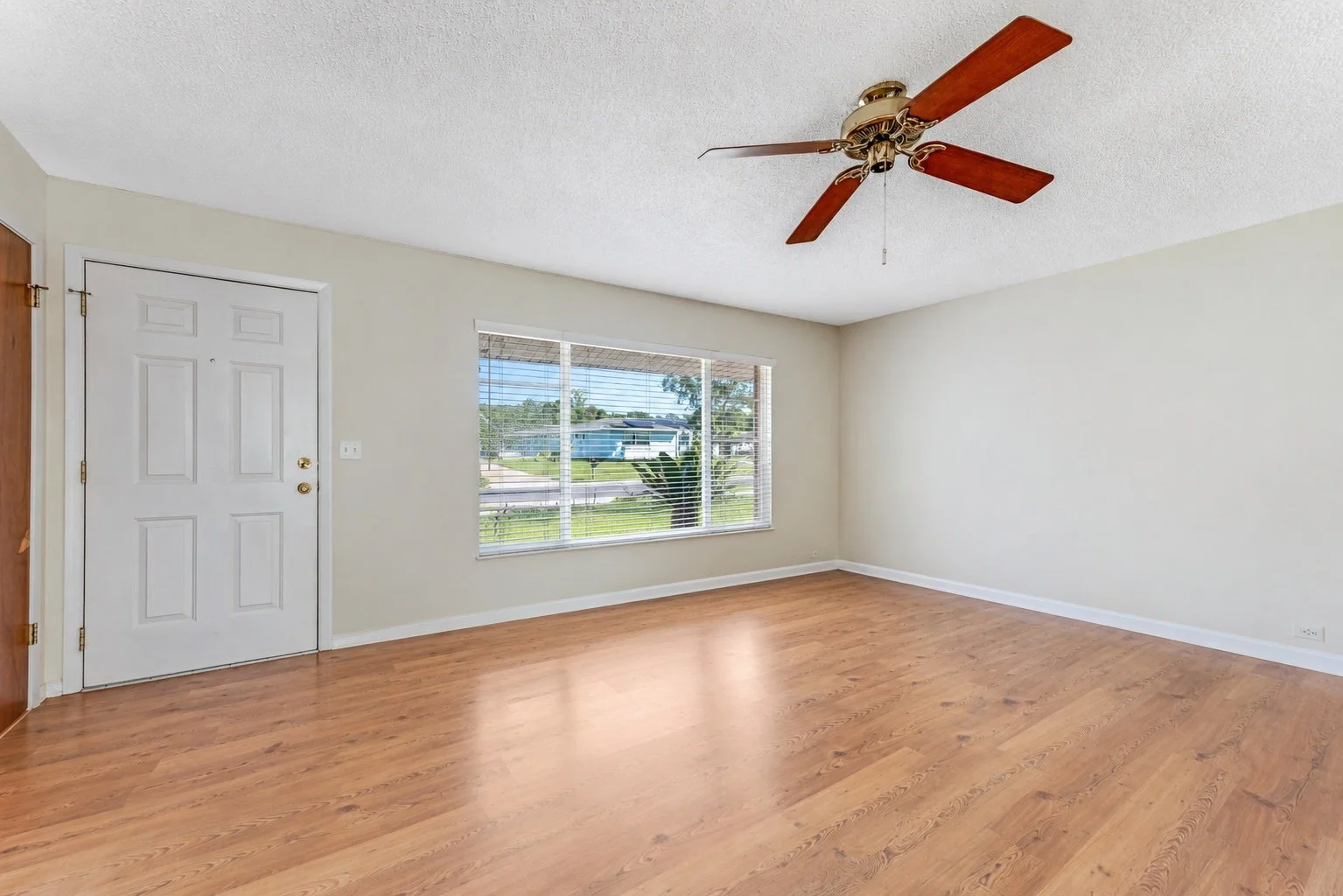 1106-blueberry-drive-port-orange-fl-livingroom-listed-by-michelle-cecchini.jpg