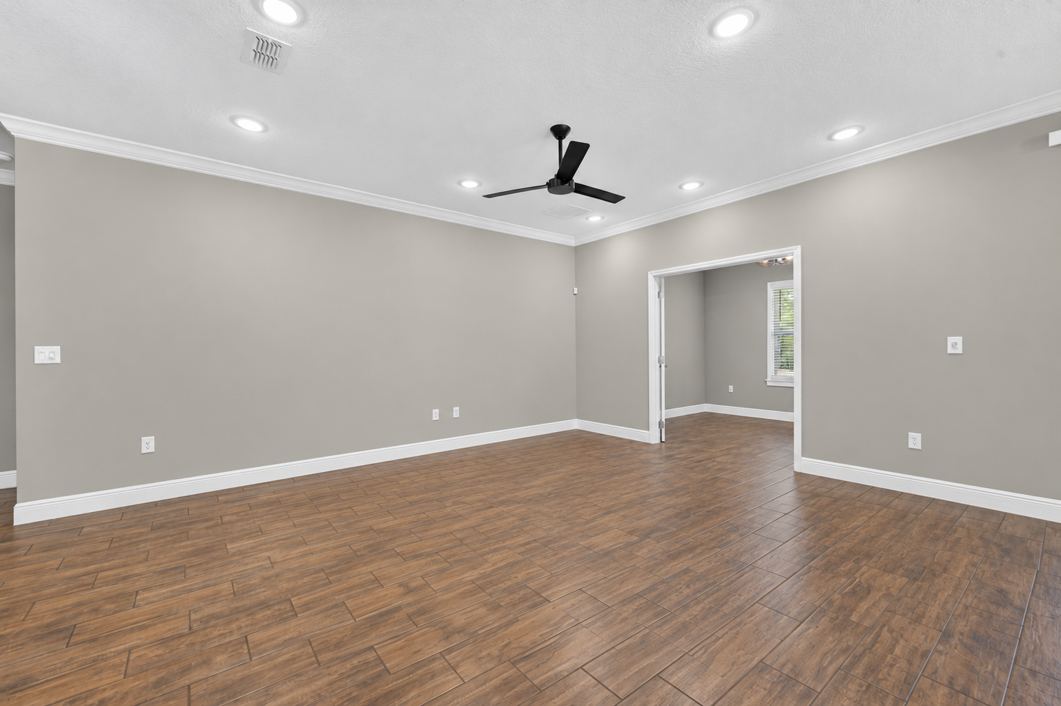 Virtually unstaged living room 