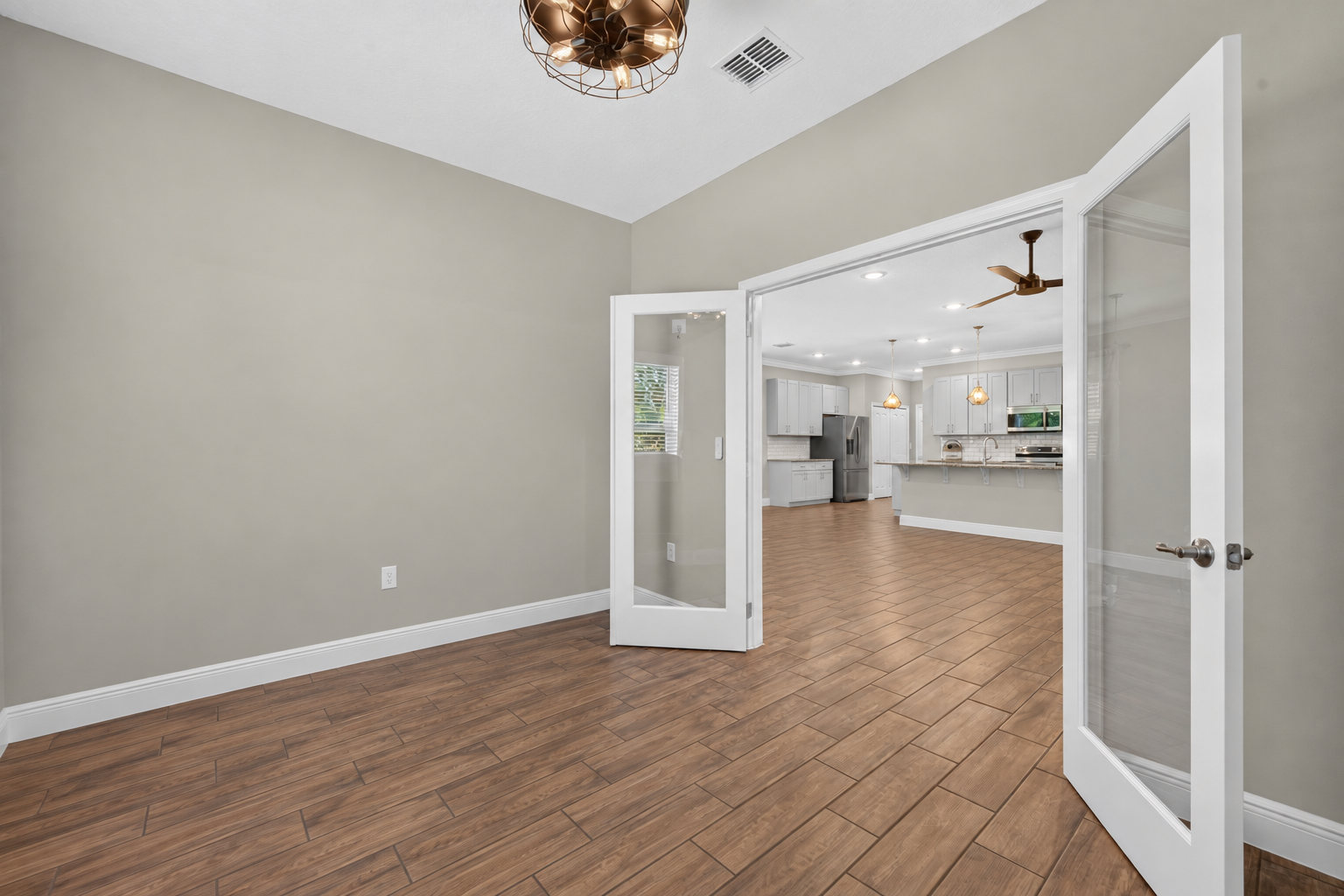 Virtually unstaged flex room 