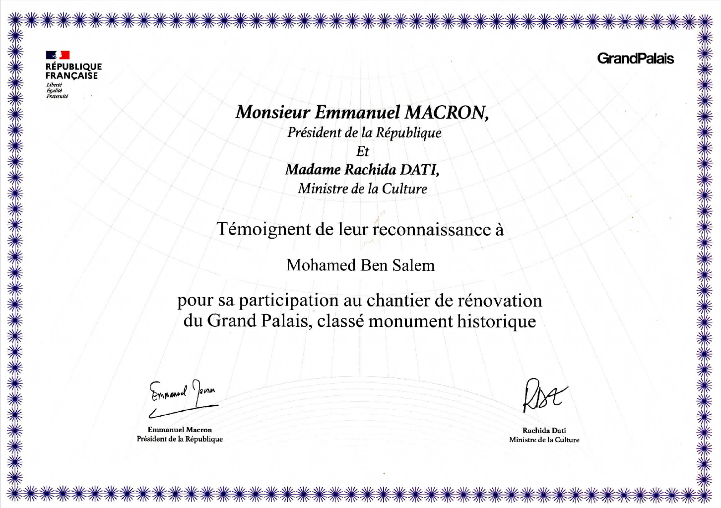 Certificat de reconnaissance décerné à Mohamed Ben Salem par Emmanuel Macron et Rachida Dati pour sa participation à la rénovation du Grand Palais, monument historique.
