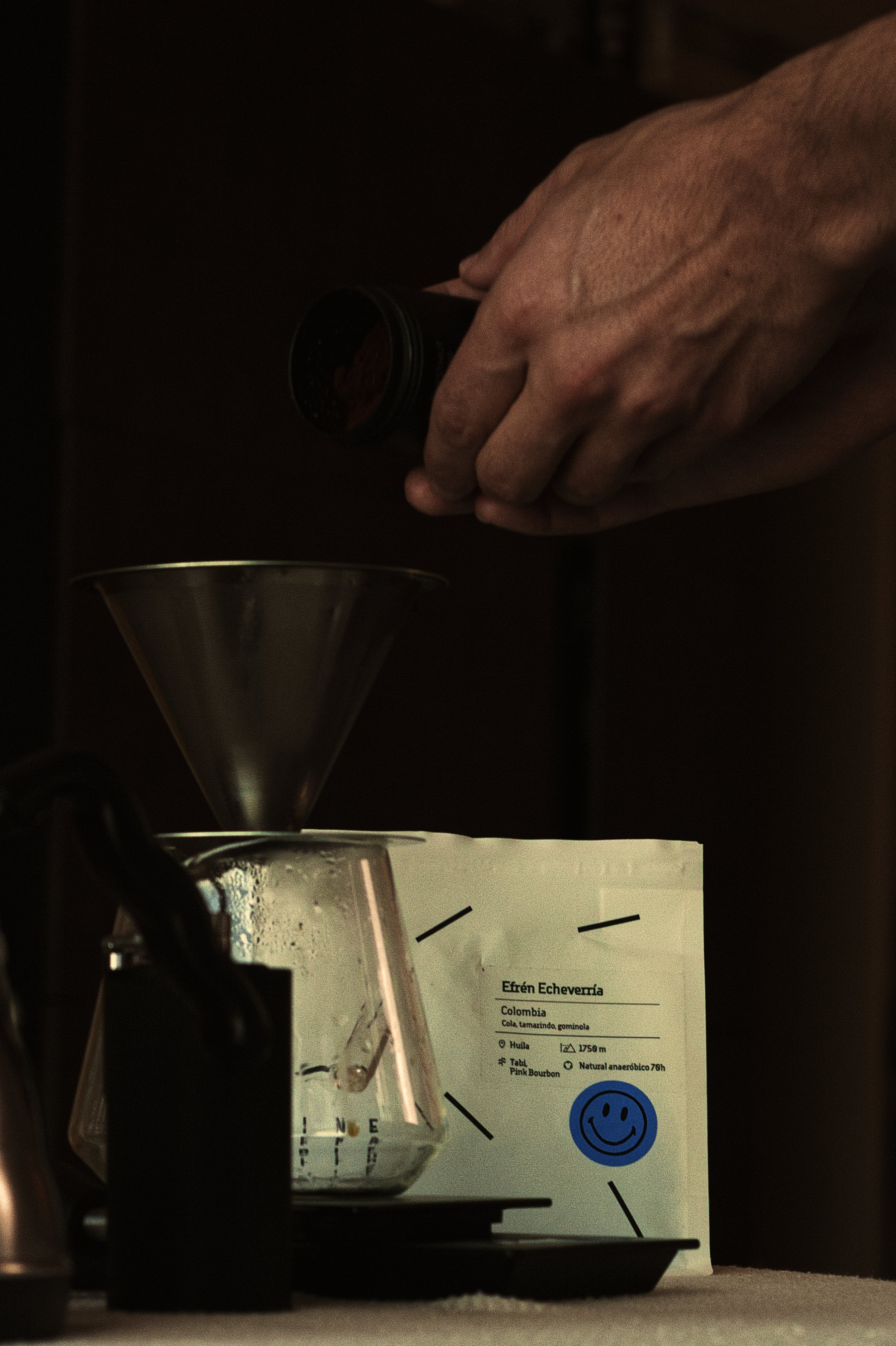 Mani che versano il caffe.jpg
