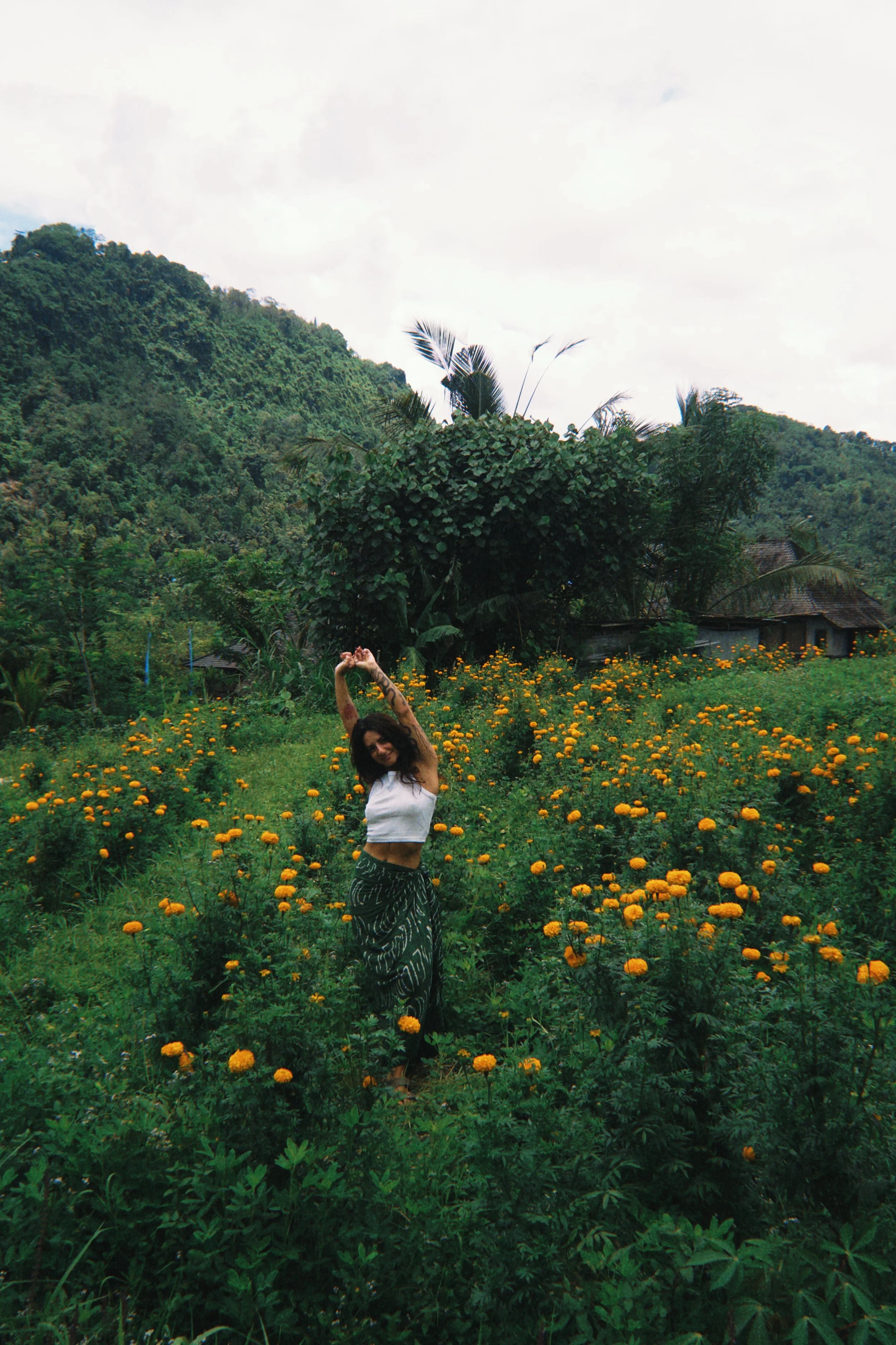 Figura femenina en un paisaje natural, un guiño al vínculo entre la belleza cruda y la esencia de Odissea.
