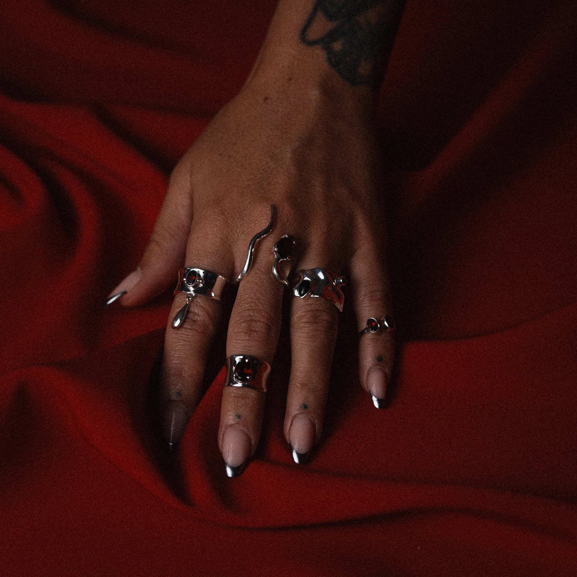 Mano adornada con joyas artesanales de plata 925, una imagen que evoca fuerza, elegancia y presencia.