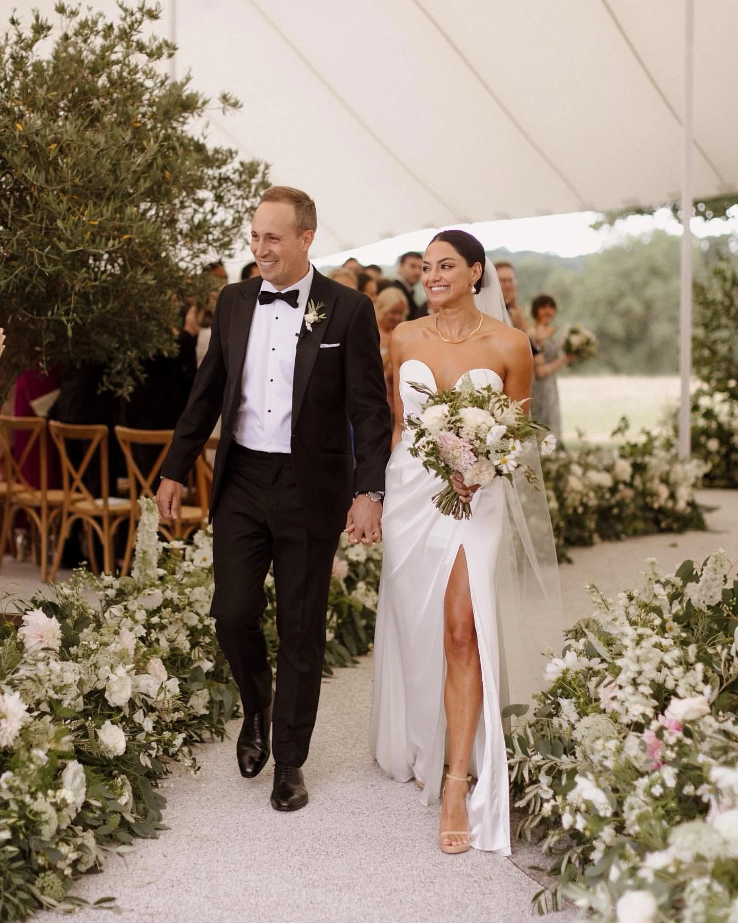 Curves in all the right places 😉
Because a straight aisle is fine&hellip;
but a curved one? That&rsquo;s the moment.

Planner @susieevans.co 
Photographer @thecurries.co 
Caterer @caperandberry 
Florist @madlilies_weddings Videographer @philipwhitew