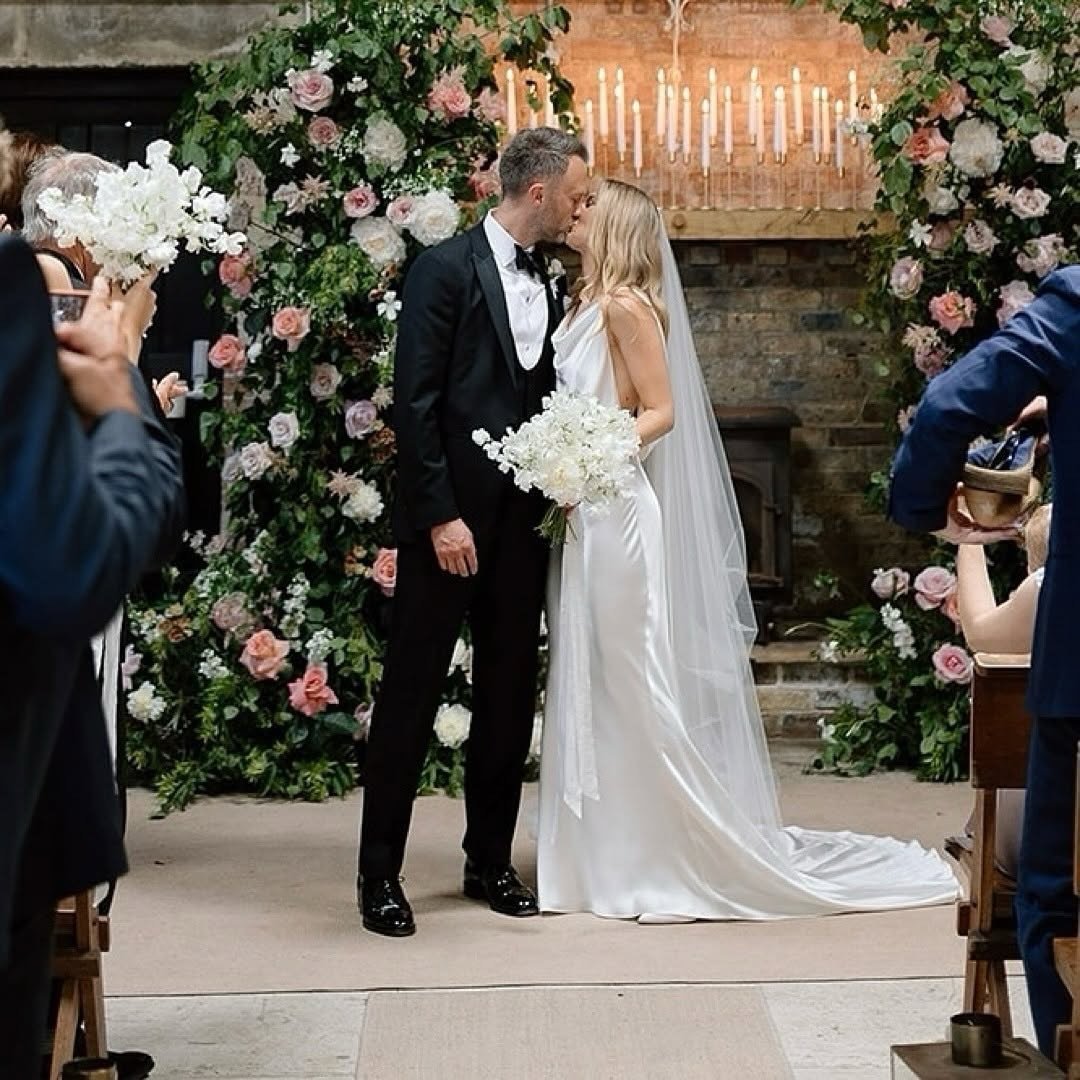 Back up @thebarnatbotleyhill today for their wedding showcase with @jimmygarciacatering and looking forward to meeting everyone at this glorious venue and getting creative with the tables 

📸 @alexwysockiphotography 

#botleyhillbarnwedding 
#candle