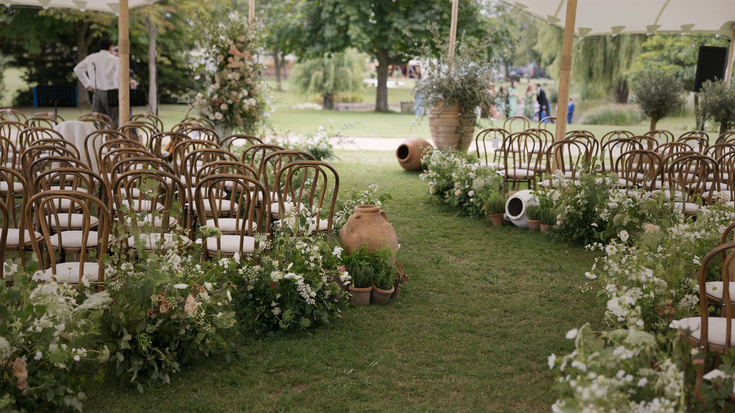  Wild & Refined Luxury Wedding  Flowers 
 Award winning floral design studio 